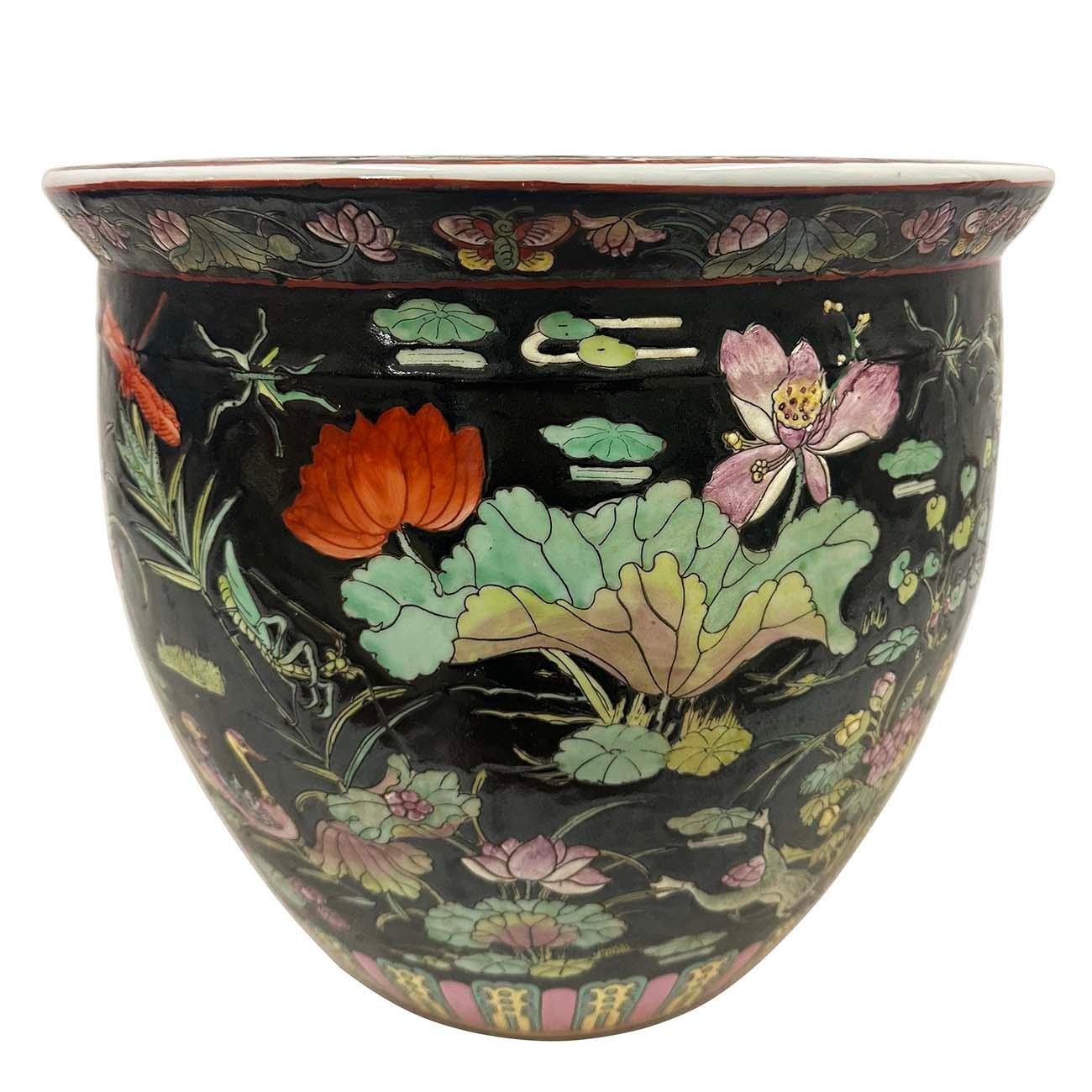 Ce magnifique bol à poisson vintage en porcelaine chinoise présente un fond noir frappant à l'extérieur, décoré de fleurs，lotus et gousses de lotus, ainsi que de libellules et de papillons, etc. et de poissons et plantes aquatiques dorés sur fond