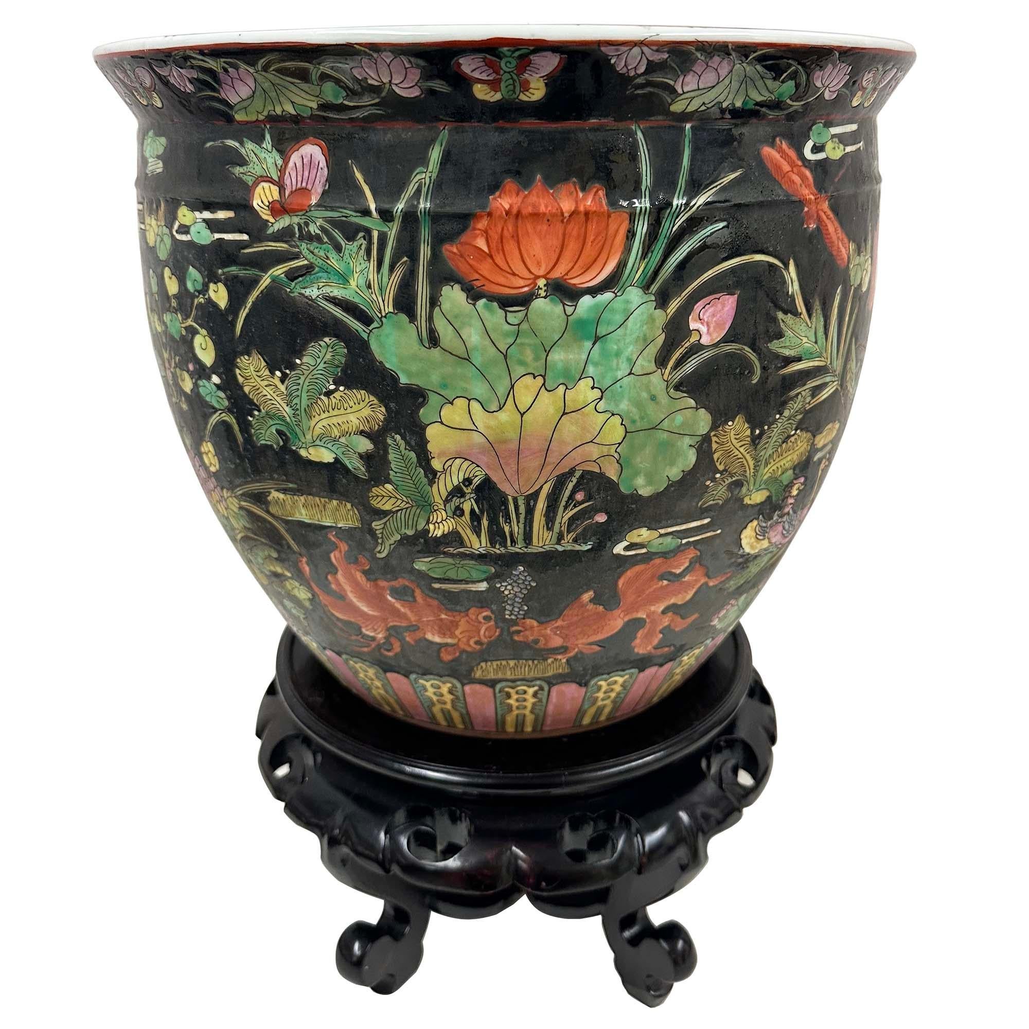 Diese prächtige chinesische Vintage-Porzellanschale hat einen auffälligen schwarzen Hintergrund auf der Außenseite mit kunstvollen floral，lotus und Lotusschoten sowie Libellen und Schmetterlinge, etc und Goldfische und Wasserpflanzen gegen weiß auf