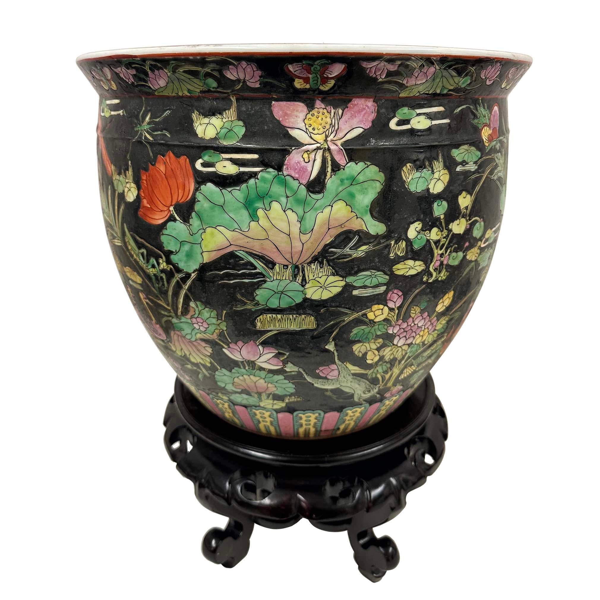 Chinesische Famille Noire-Porzellan-Fischschale/Pflanzgefäß, Mitte des 20. Jahrhunderts (Handgefertigt) im Angebot