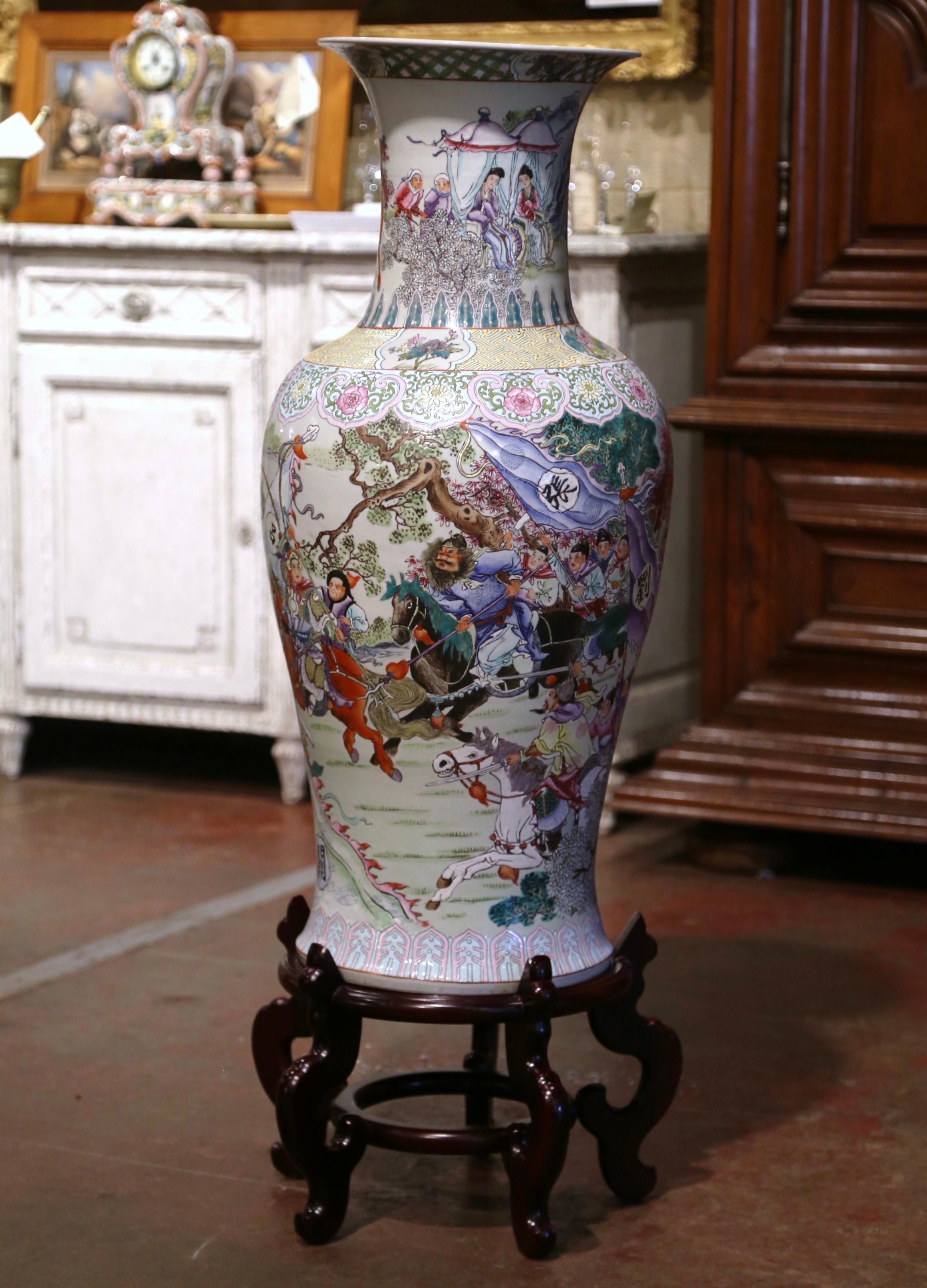 Chinesische Famille-Rose-Vase aus handbemaltem Porzellan mit Sockel, Mitte des 20. Jahrhunderts (Chinesischer Export) im Angebot