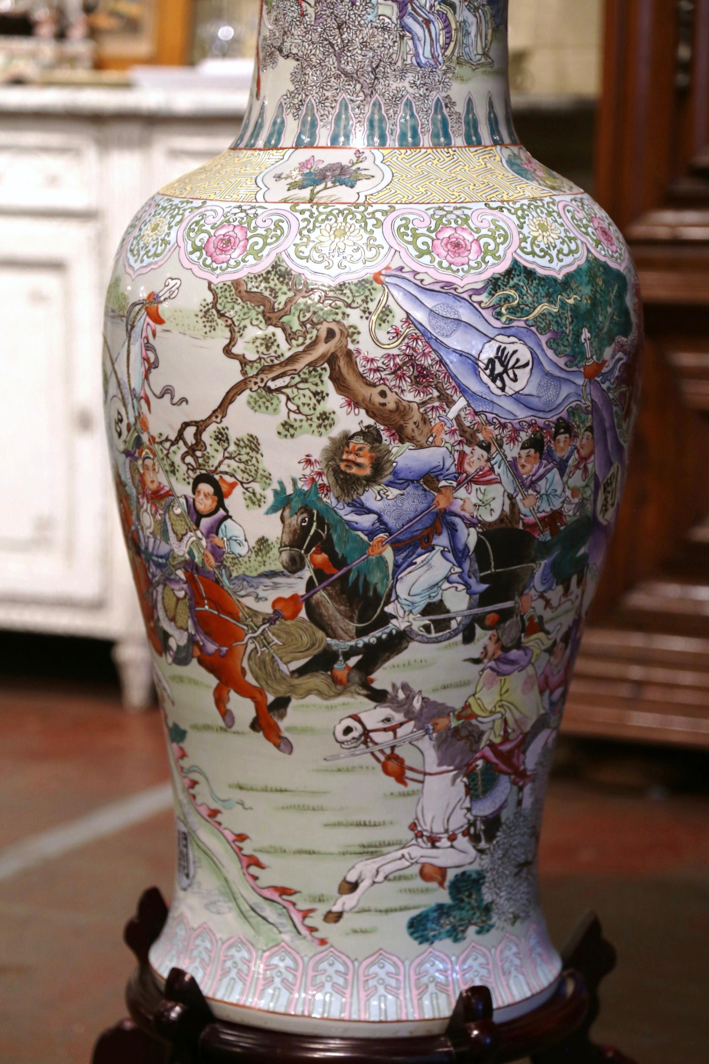 Chinesische Famille-Rose-Vase aus handbemaltem Porzellan mit Sockel, Mitte des 20. Jahrhunderts (Handgefertigt) im Angebot