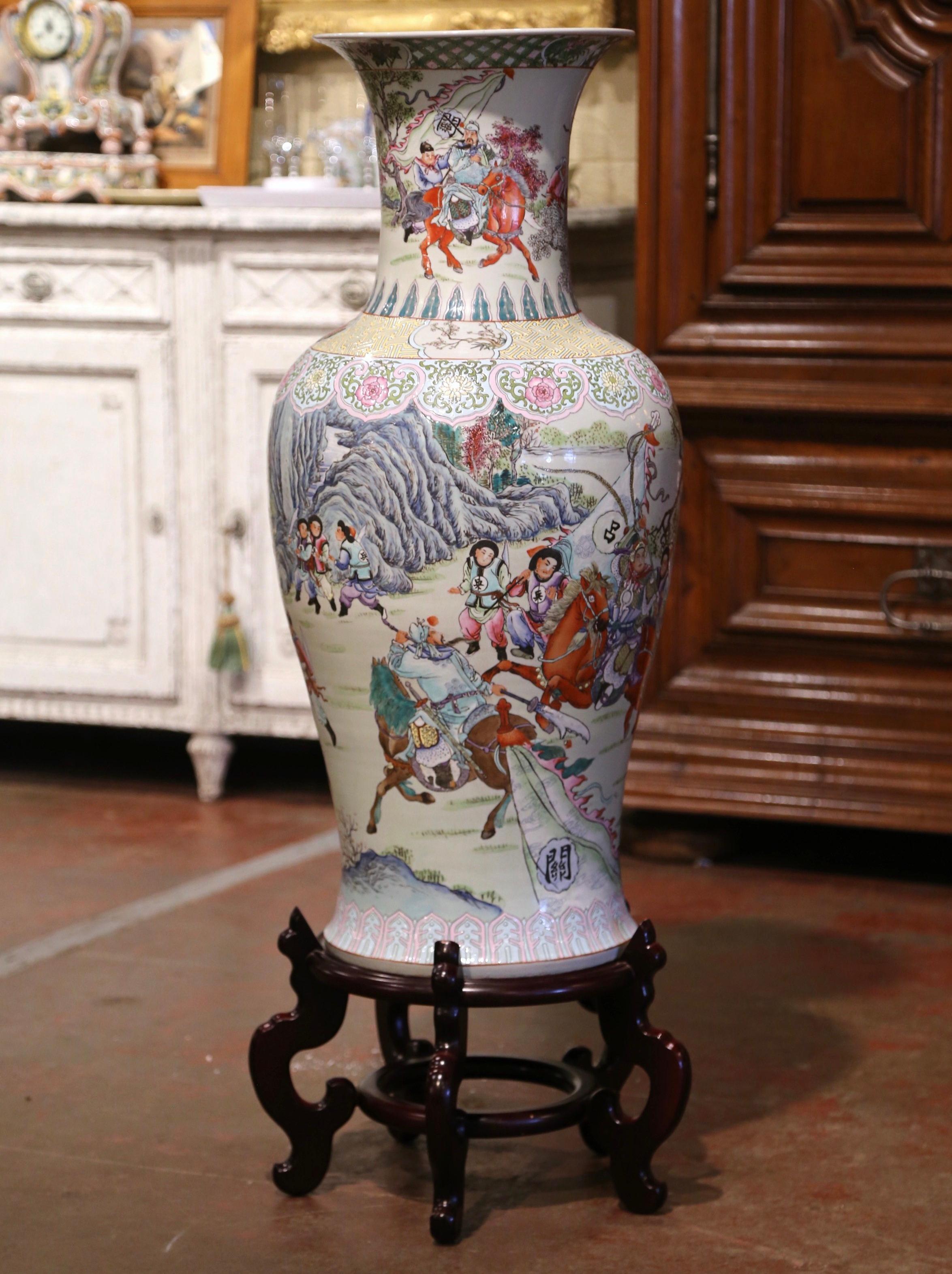 Chinesische Famille-Rose-Vase aus handbemaltem Porzellan mit Sockel, Mitte des 20. Jahrhunderts im Zustand „Hervorragend“ im Angebot in Dallas, TX