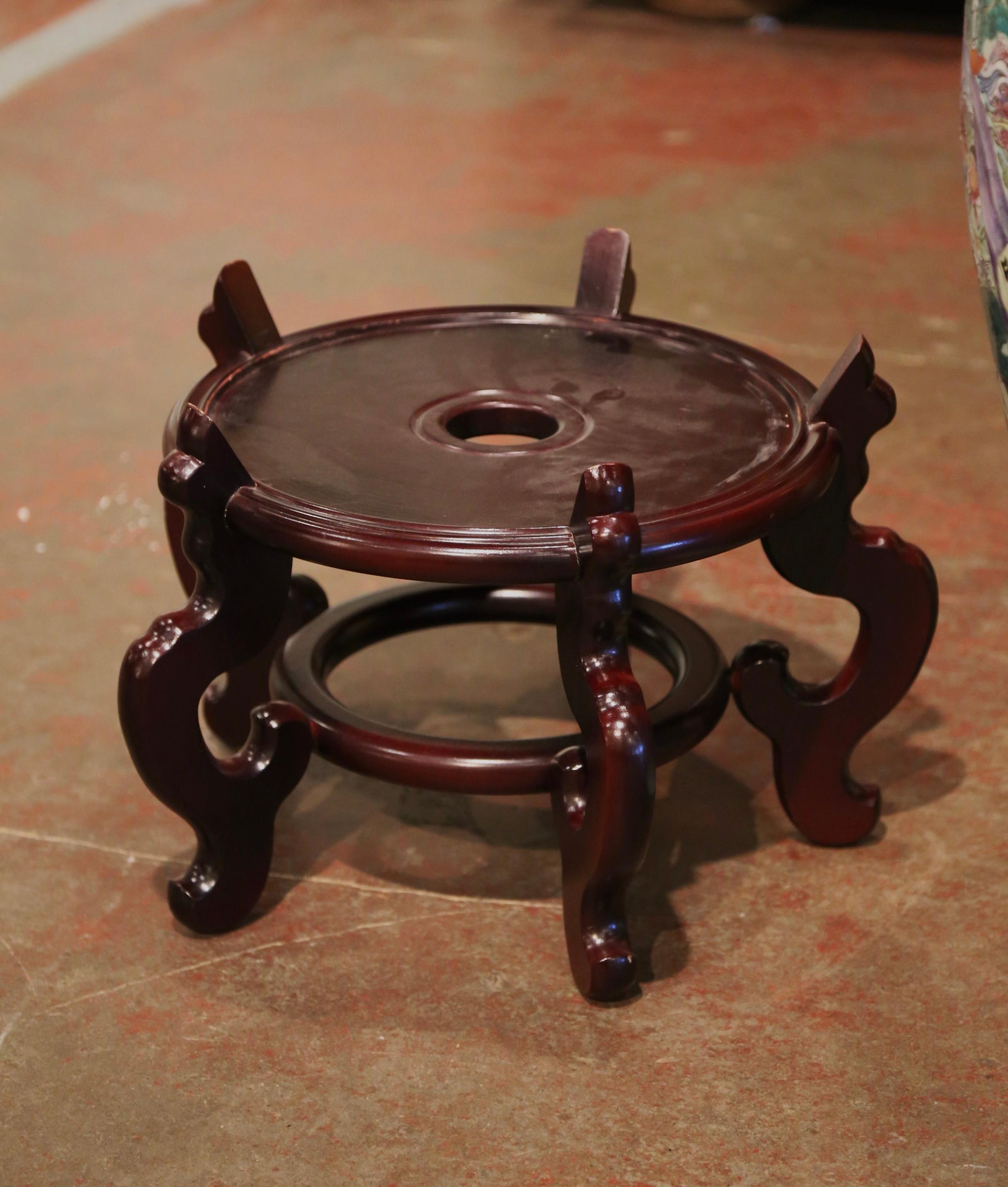 Vaso di porcellana cinese Famille Rose dipinto a mano della metà del XX secolo con base In condizioni ottime in vendita a Dallas, TX