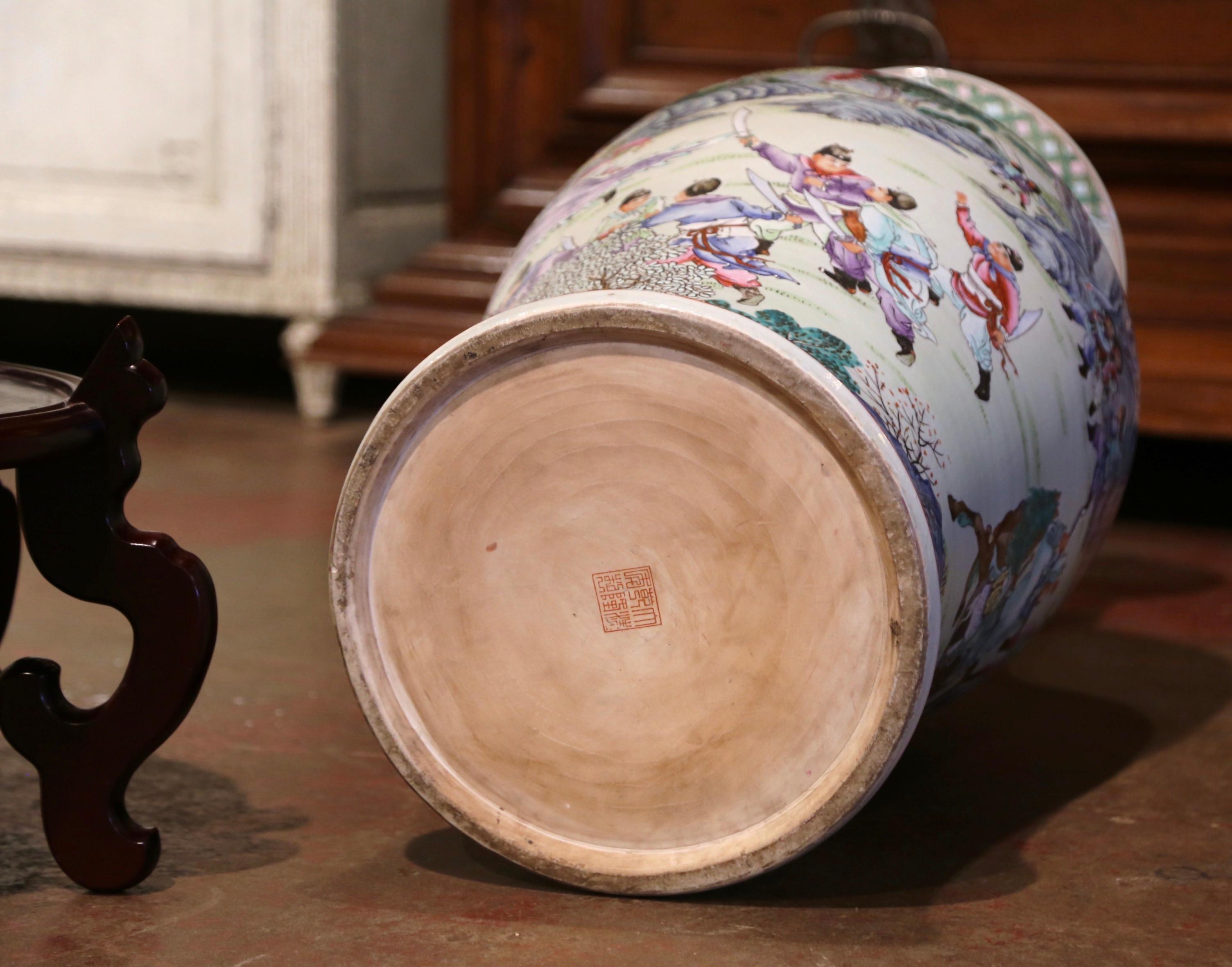Porcelaine Vase chinois Famille Rose en porcelaine peint à la main avec base, datant du milieu du 20e siècle en vente