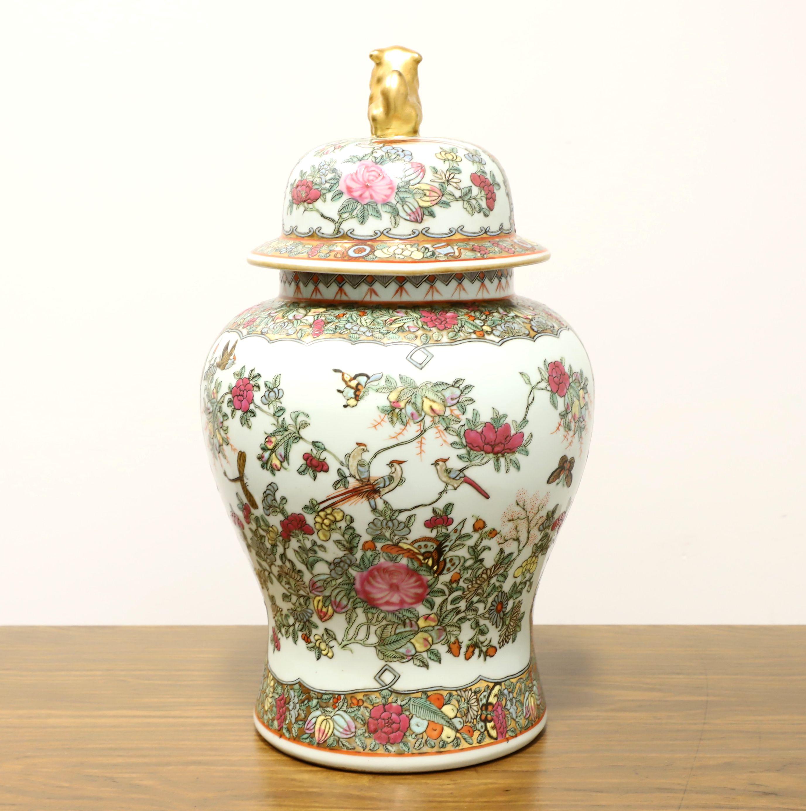 Chinoiserie Mid 20th Century Chinese Ginger Jar with Dog on Lid For Sale