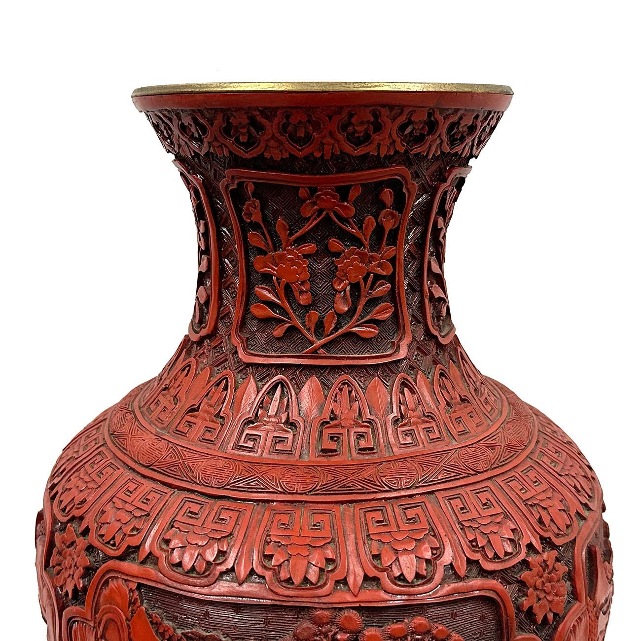 Vase en cinabre chinois sculpté à la main du milieu du 20e siècle en vente 2