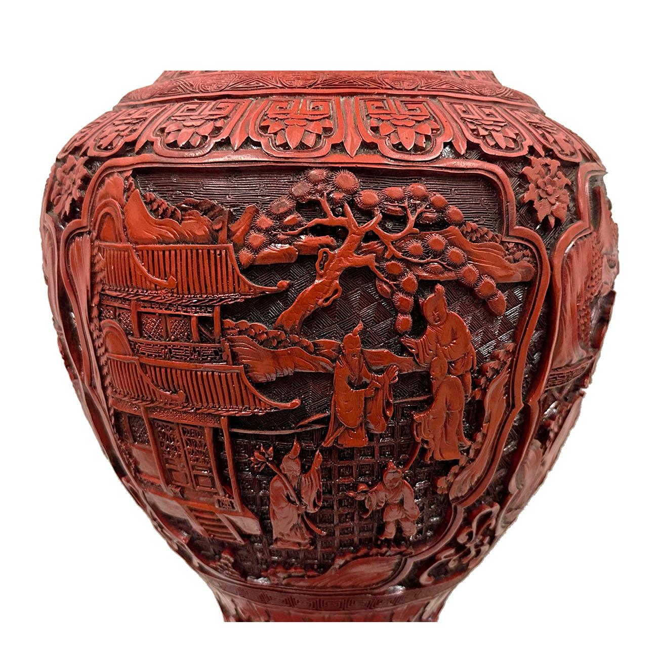 Vase en cinabre chinois sculpté à la main du milieu du 20e siècle en vente 3