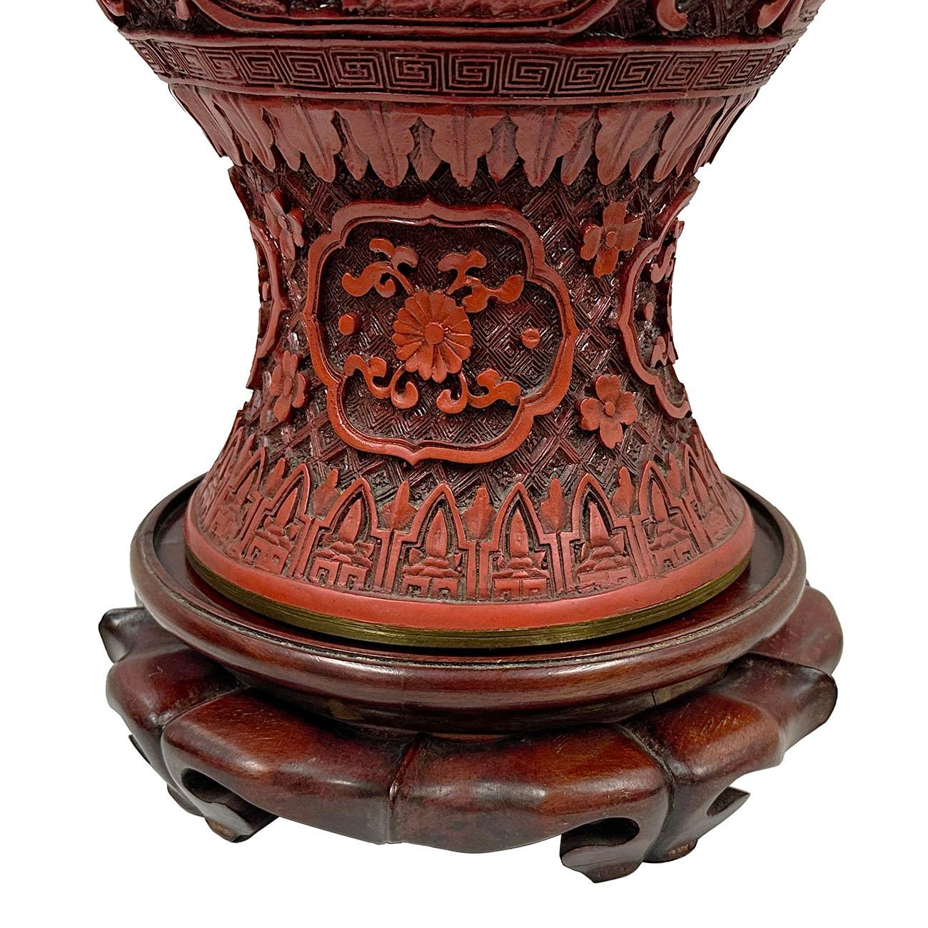 Vase en cinabre chinois sculpté à la main du milieu du 20e siècle en vente 4