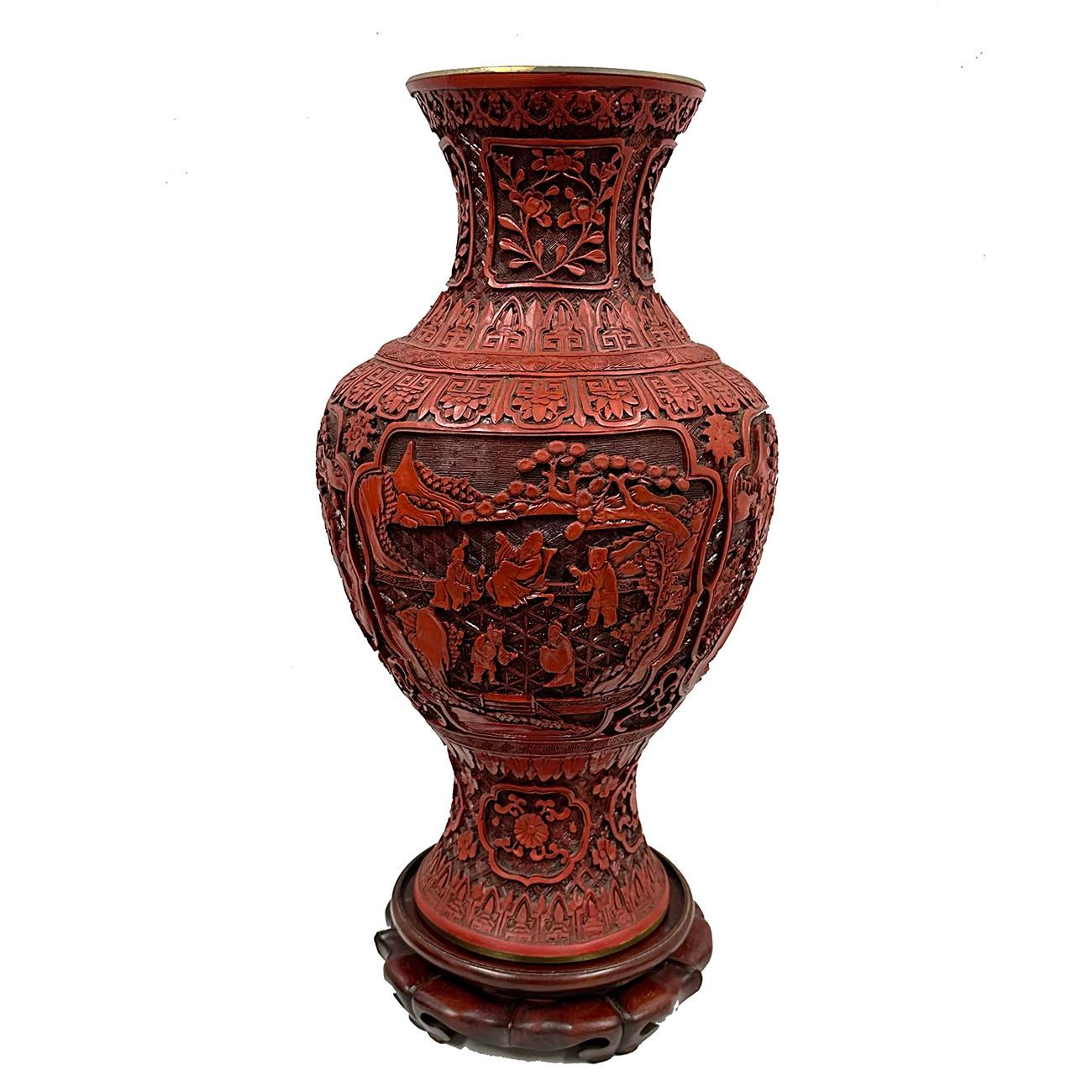 Vase en cinabre chinois sculpté à la main du milieu du 20e siècle en vente 5