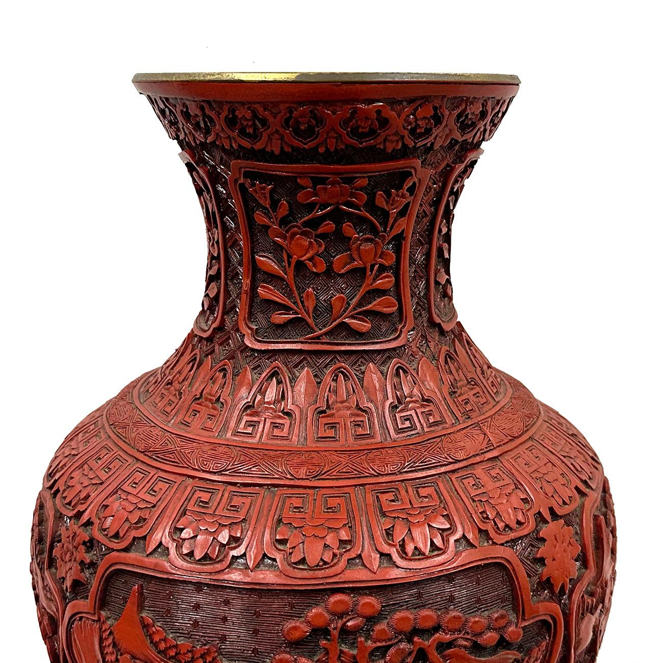 Vase en cinabre chinois sculpté à la main du milieu du 20e siècle en vente 6
