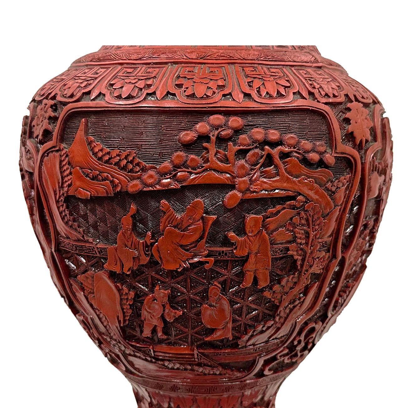 Vase en cinabre chinois sculpté à la main du milieu du 20e siècle en vente 7