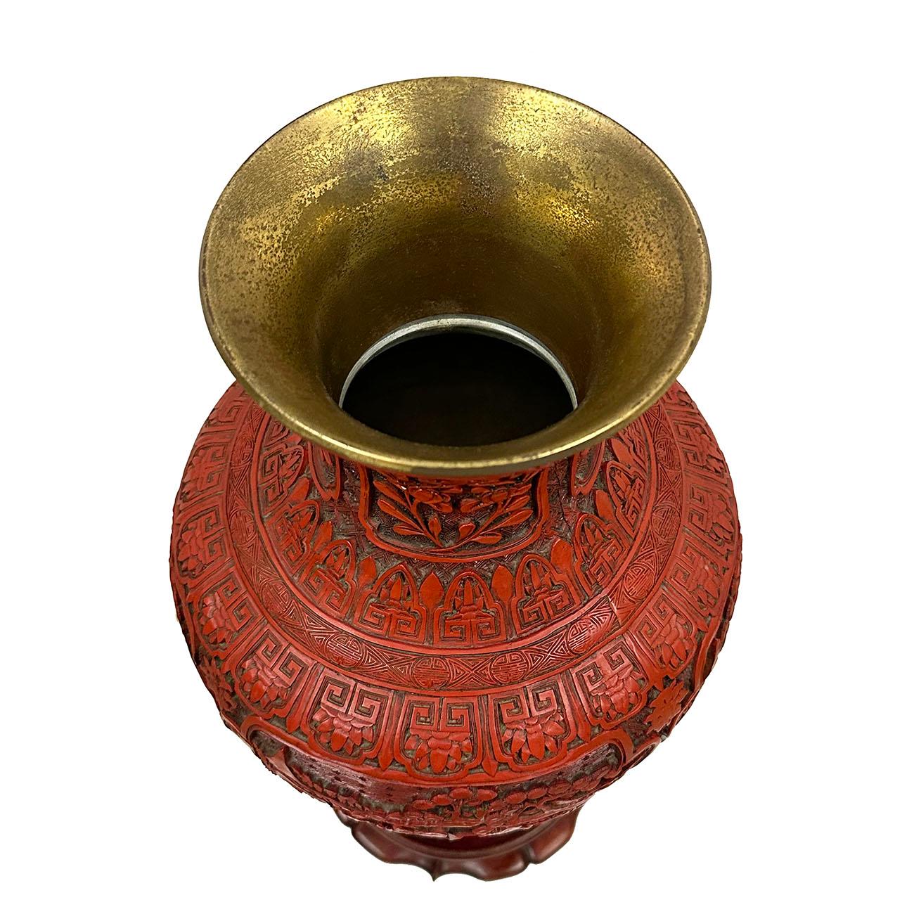 Mitte des 20. Jahrhunderts Chinesisch Hand geschnitzt Cinnabar Vase im Angebot 11