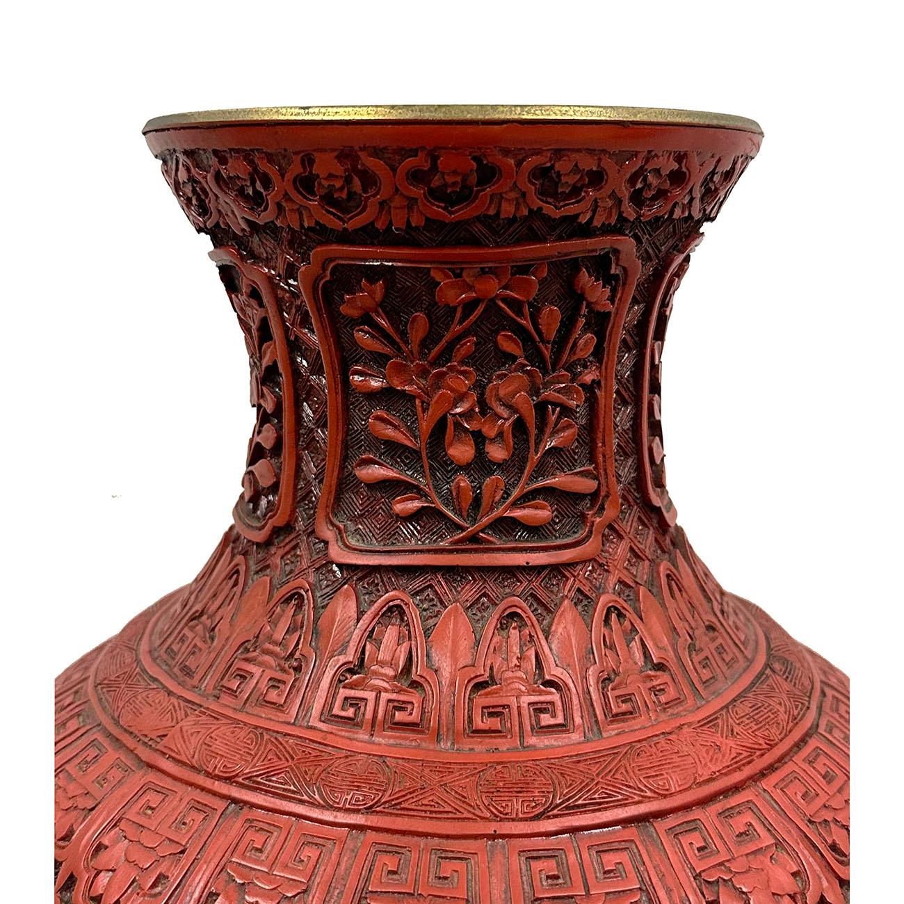 Diese Vase wurde in der Mitte des 20. Jahrhunderts in Peking hergestellt. Es ist sehr einzigartig mit komplizierten Schnitzarbeiten der Landschaftsgestaltung und Zeichen.  Die Verarbeitung ist hervorragend. Es ist sehr selten, dass es nicht allzu