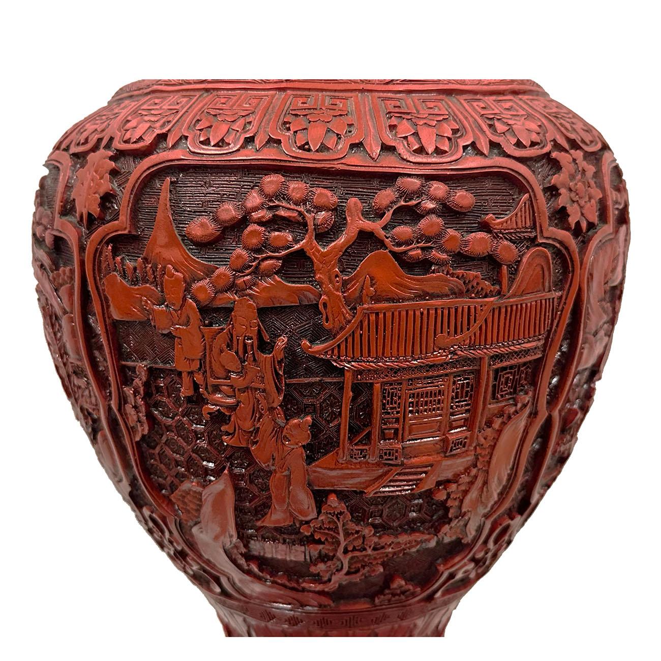 Exportation chinoise Vase en cinabre chinois sculpté à la main du milieu du 20e siècle en vente