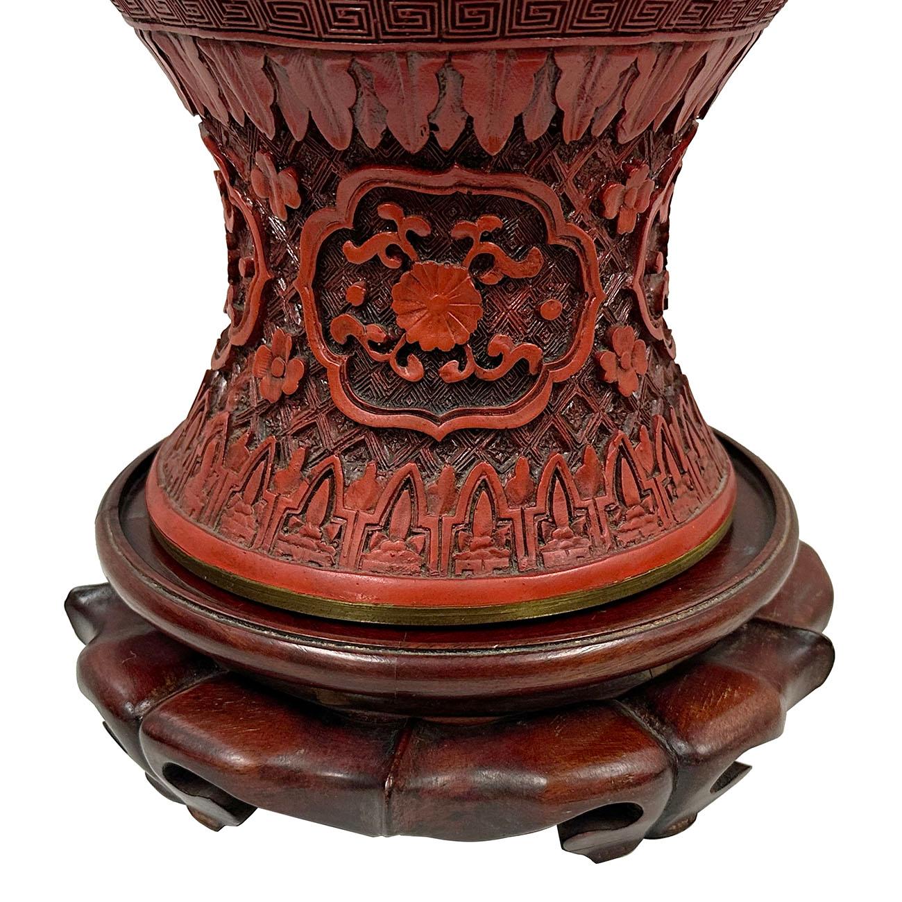 Chinois Vase en cinabre chinois sculpté à la main du milieu du 20e siècle en vente