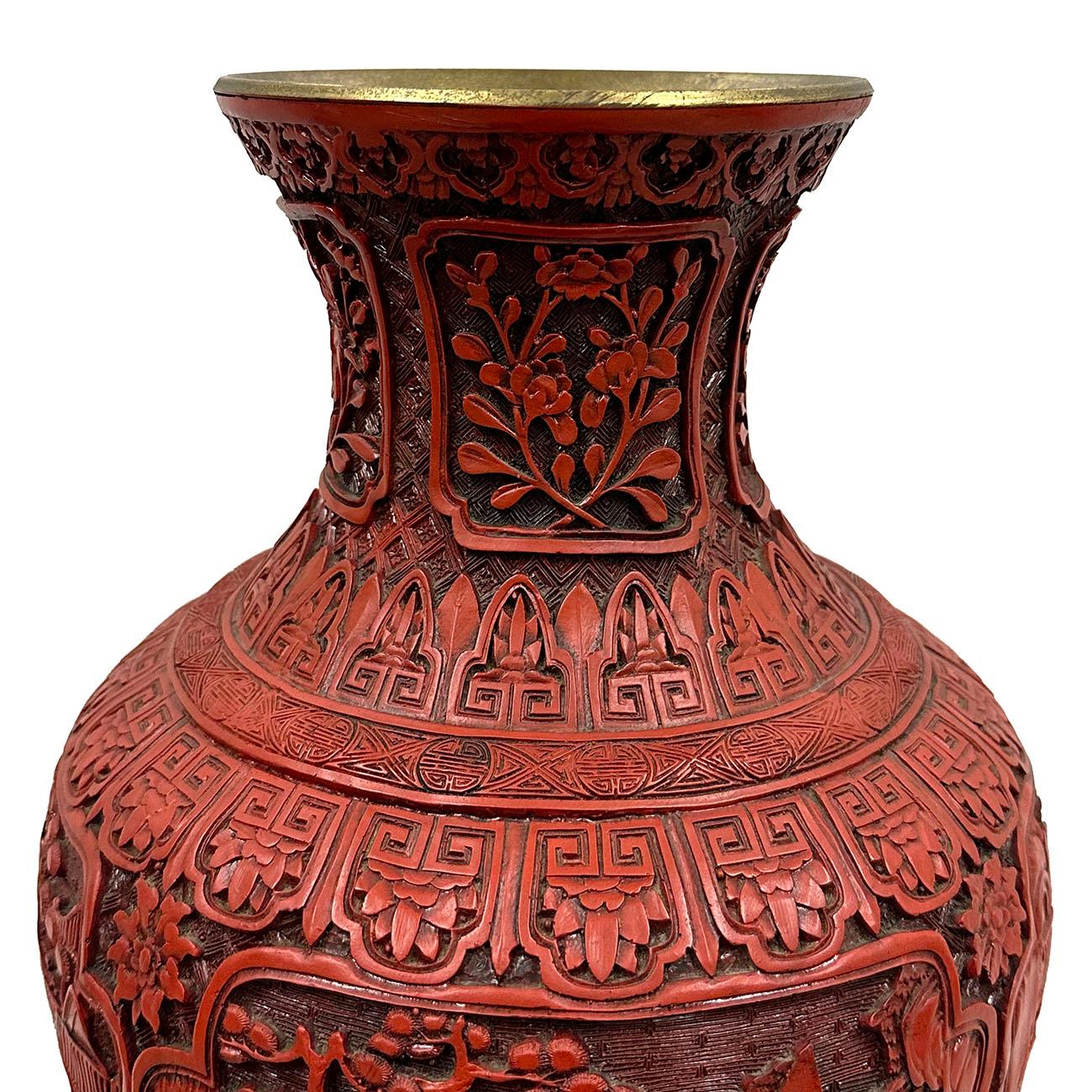 Mitte des 20. Jahrhunderts Chinesisch Hand geschnitzt Cinnabar Vase (Lack) im Angebot