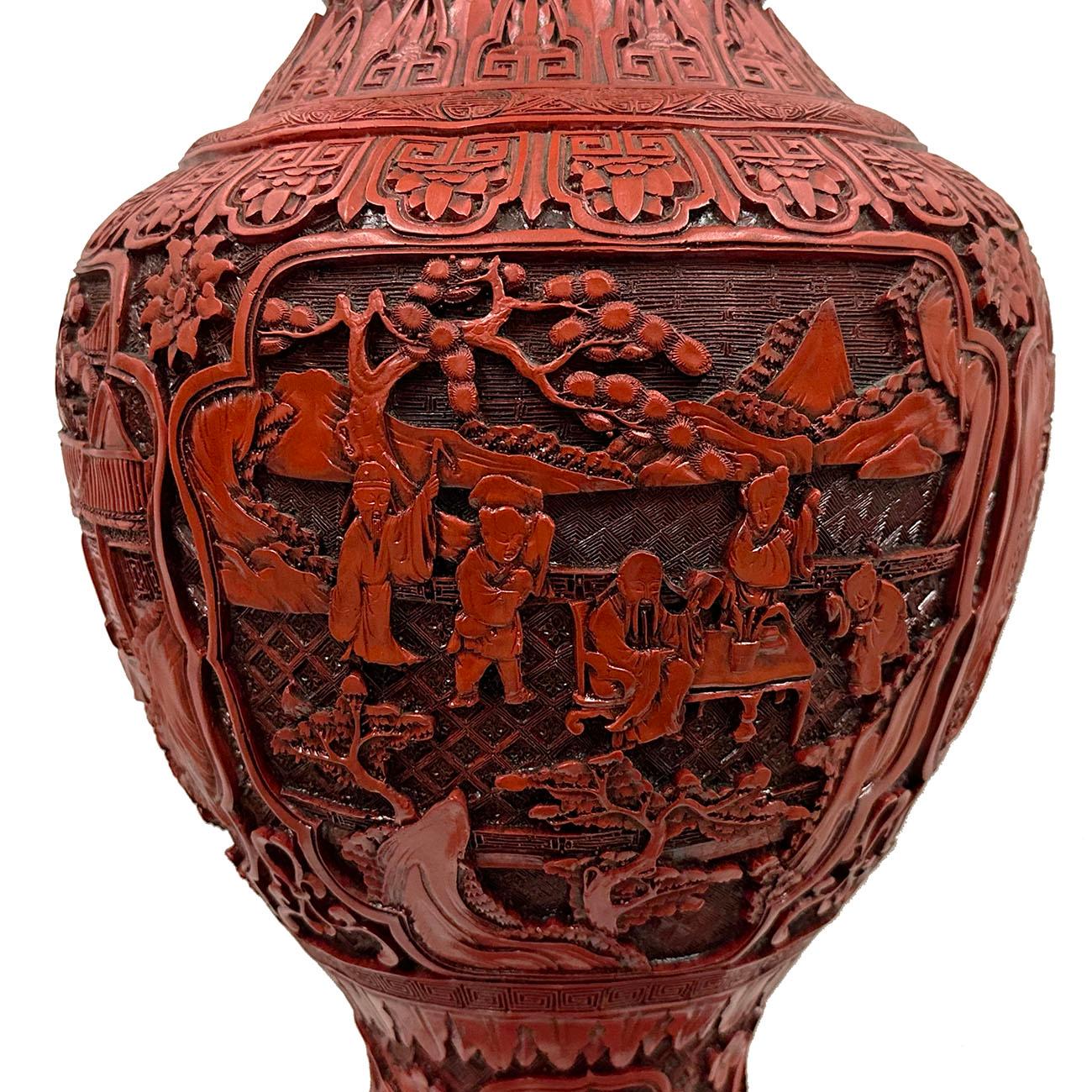 Mitte des 20. Jahrhunderts Chinesisch Hand geschnitzt Cinnabar Vase im Angebot 1