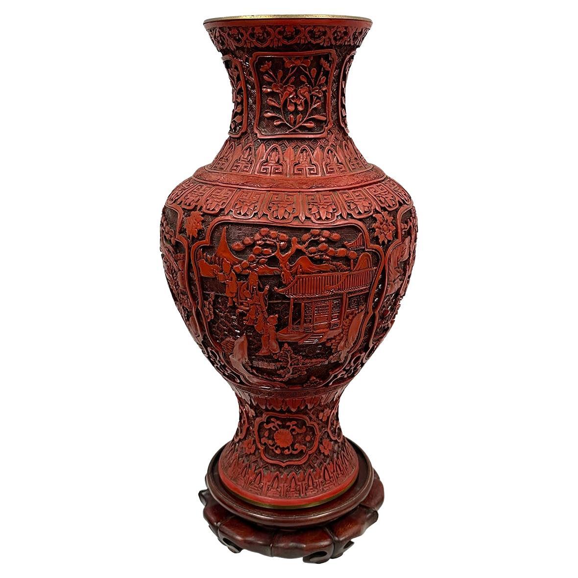 Mitte des 20. Jahrhunderts Chinesisch Hand geschnitzt Cinnabar Vase im Angebot