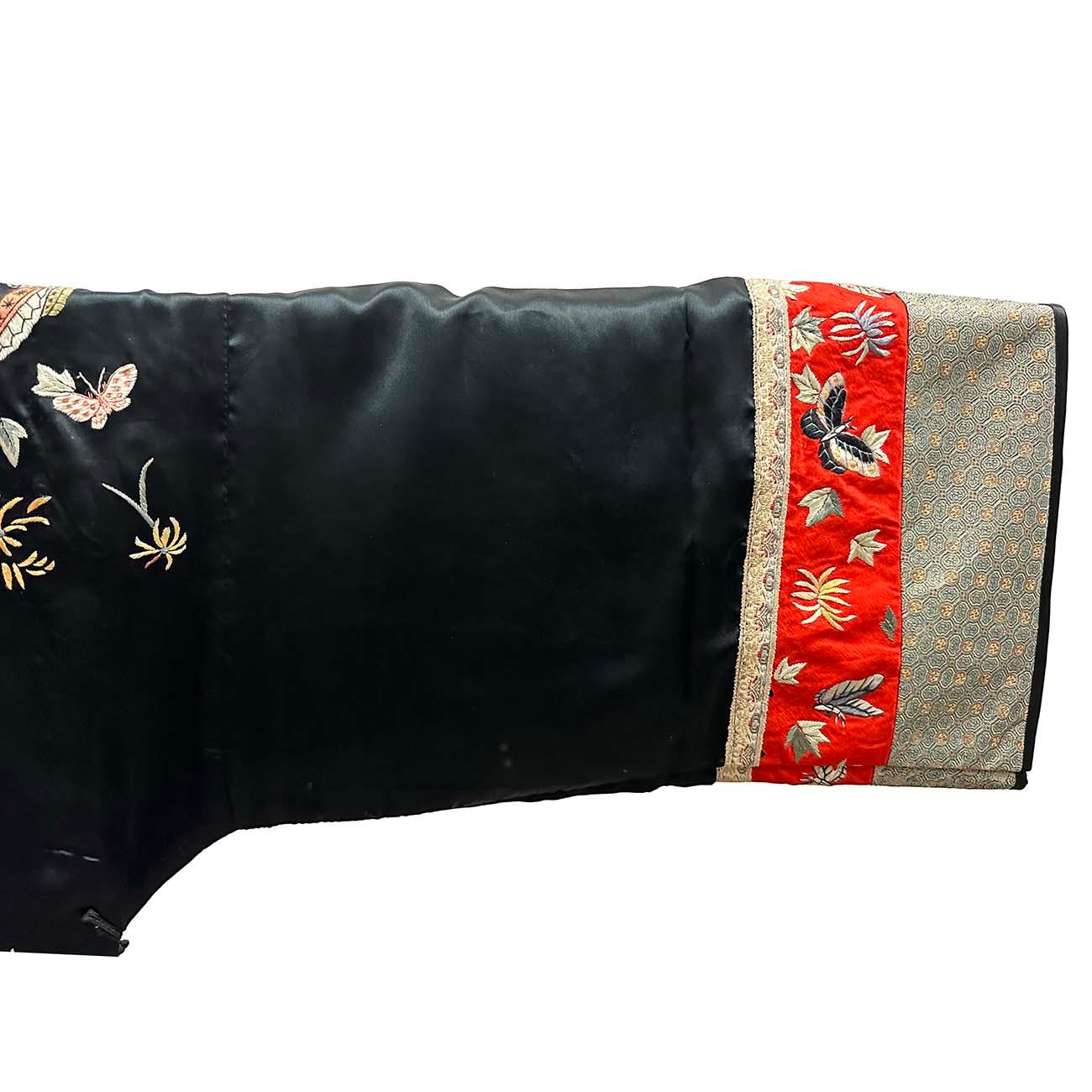 Mid-20th Century Chinese Hand embroidered Jacket, Gua Zi For Sale 7