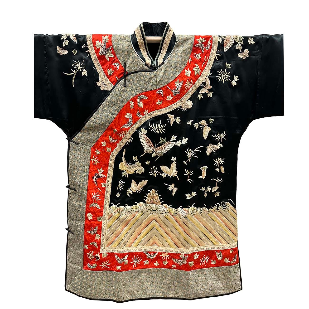 Mid-20th Century Chinese Hand embroidered Jacket, Gua Zi In Good Condition For Sale In Pomona, CA