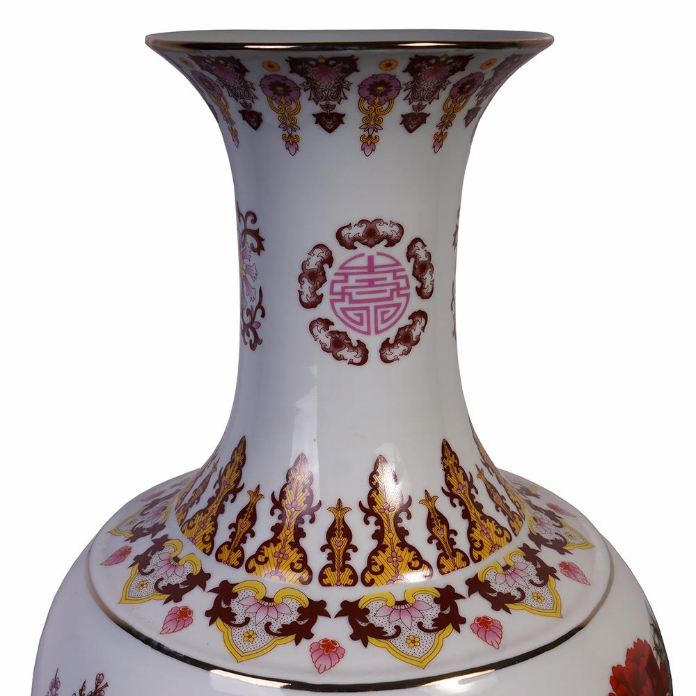 Diese prächtigen Vasen aus chinesischem Porzellan wurden von Hand gefertigt und von berühmten chinesischen Porzellanen handbemalt. Sie ist mit der traditionellen chinesischen Volkskunst 