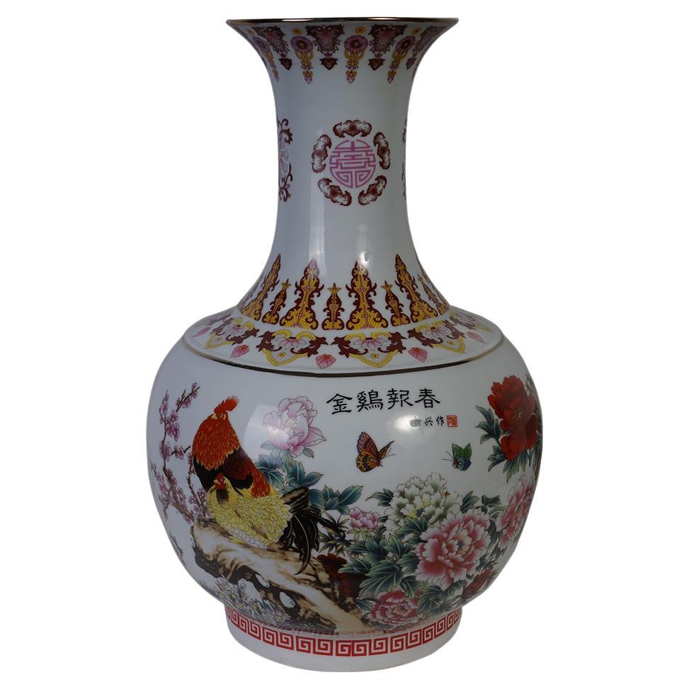 Mitte des 20. Jahrhunderts Chinesische Handmalerei Porzellan Vase im Angebot