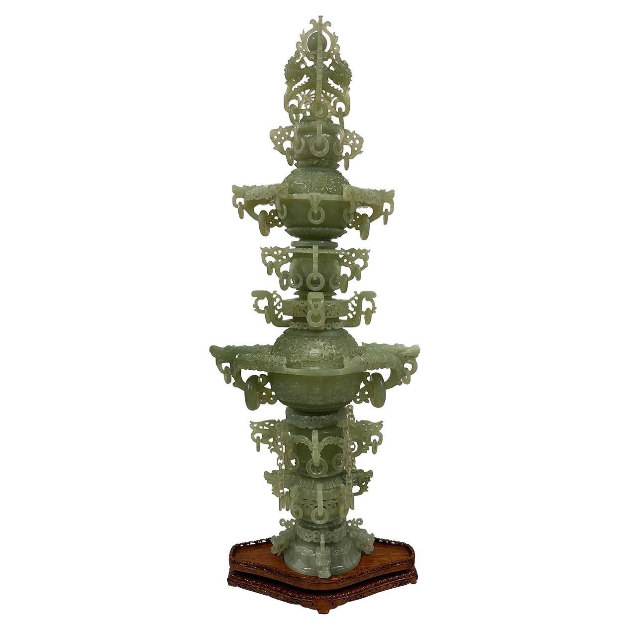 Mitte des 20. Jahrhunderts Chinese Huge 3 Tiers geschnitzt Jade Dragon Tower im Angebot