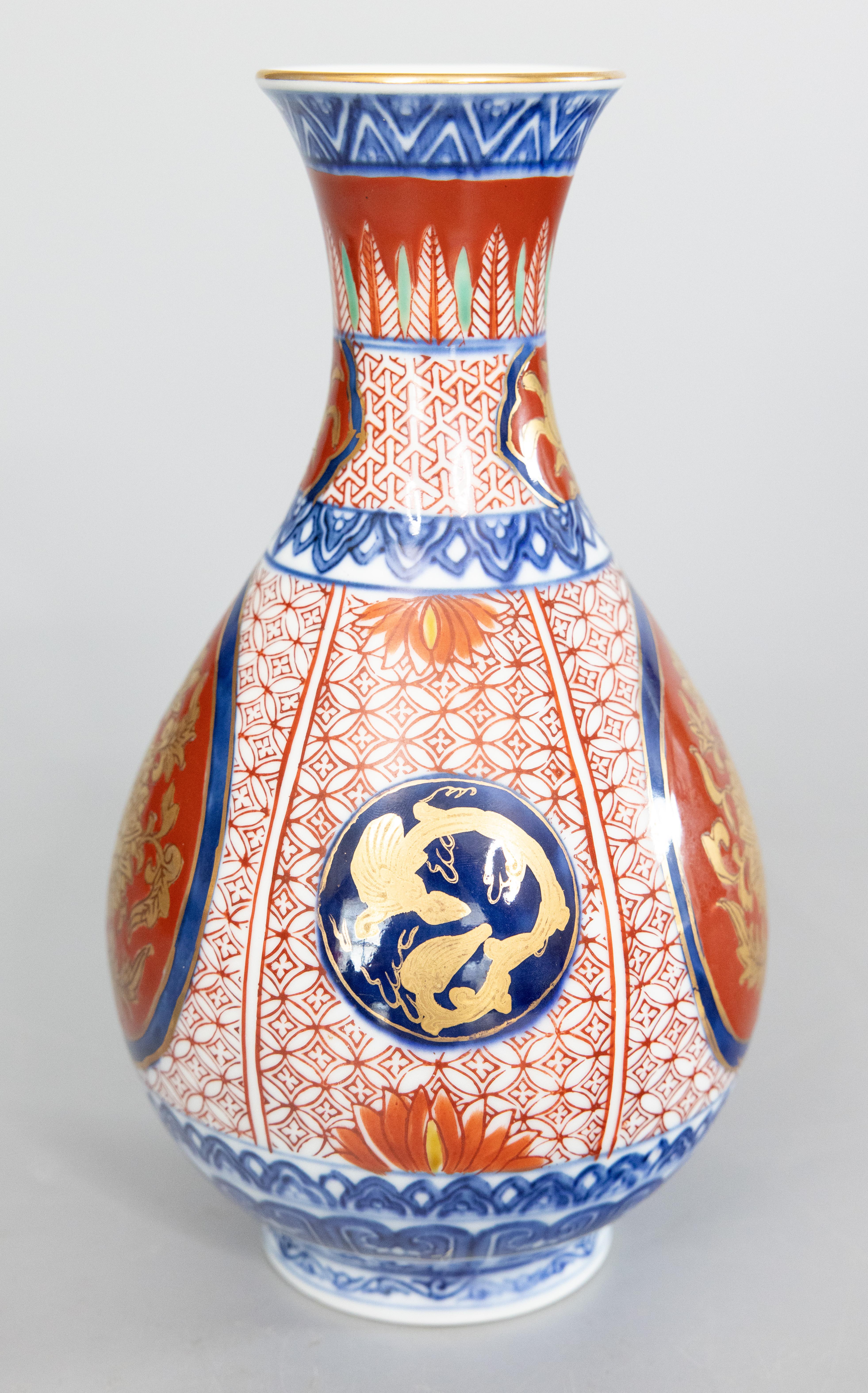 Uno splendido vaso vintage in porcellana cinese Imari con un disegno floreale nei tradizionali colori Imari. Marchio del produttore sulla base. È una forma deliziosa con colori vivaci e si mostra in modo splendido.