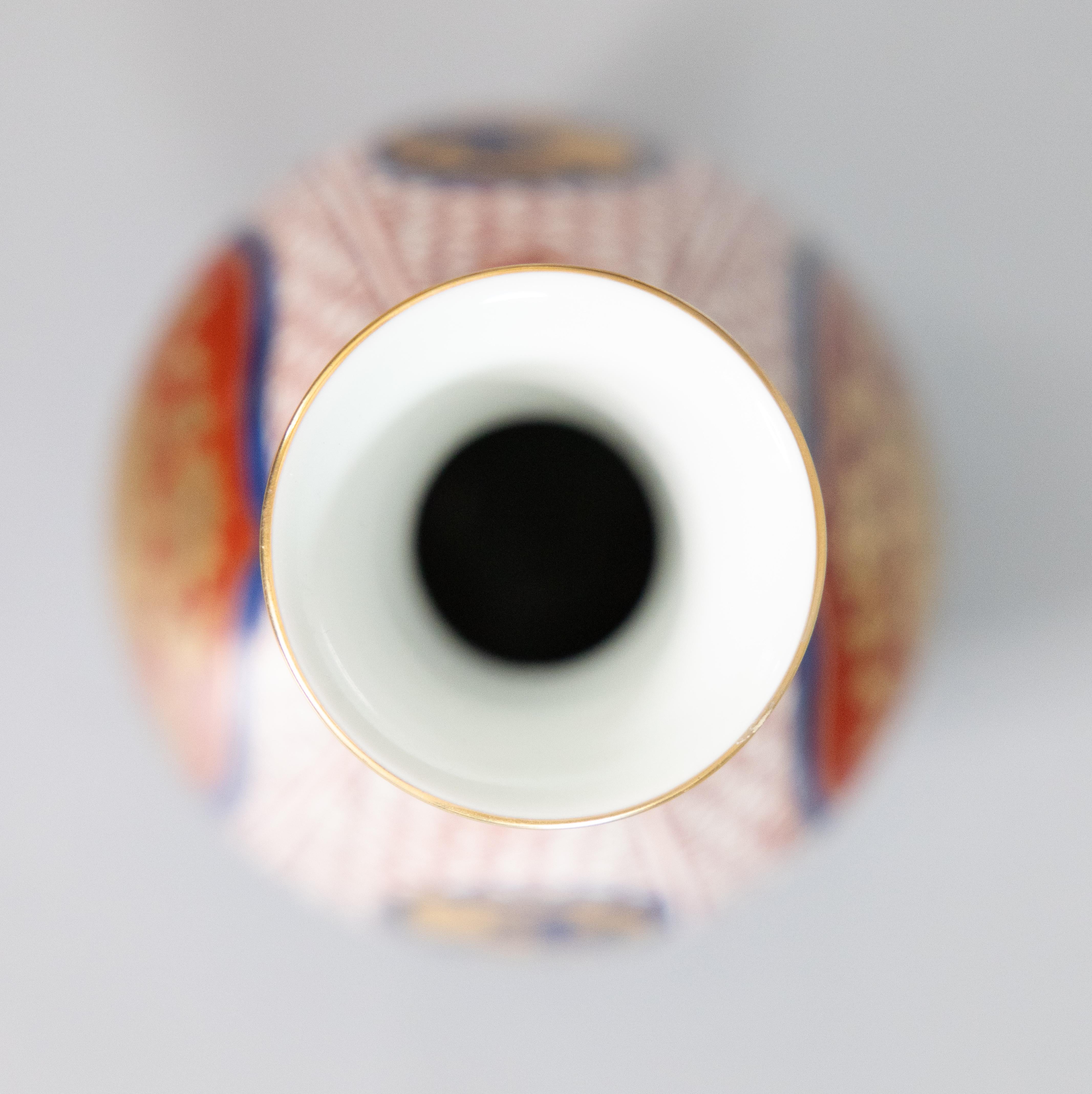 Vaso a balaustro Imari cinese della metà del XX secolo in vendita 2