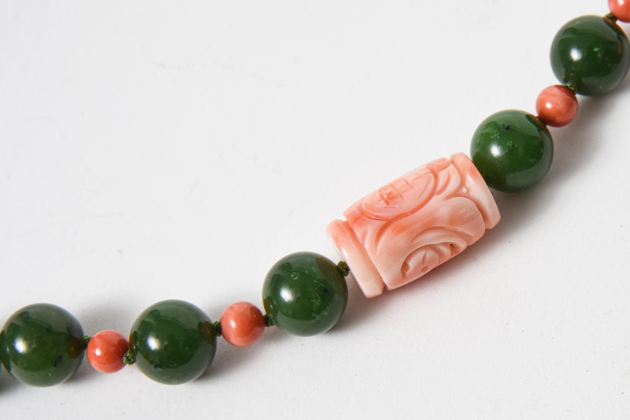 Collier chinois du milieu du 20e siècle en perles de jade et corail sculpté avec fleur en argent  en vente 5