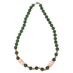 Collar chino de cuentas de jade y coral tallado de mediados del siglo XX con flor de plata