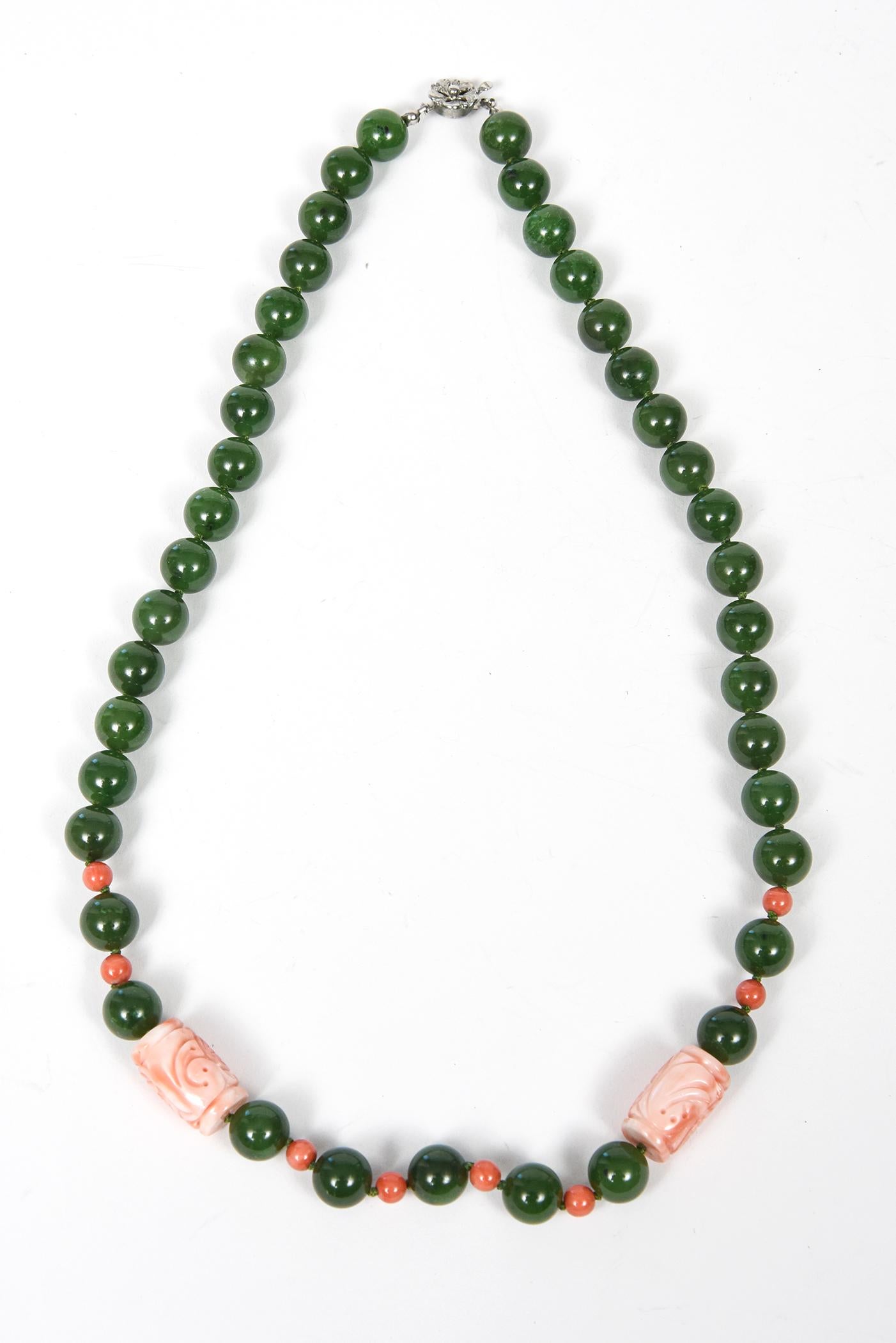 Perle Collier chinois du milieu du 20e siècle en perles de jade et corail sculpté avec fleur en argent  en vente