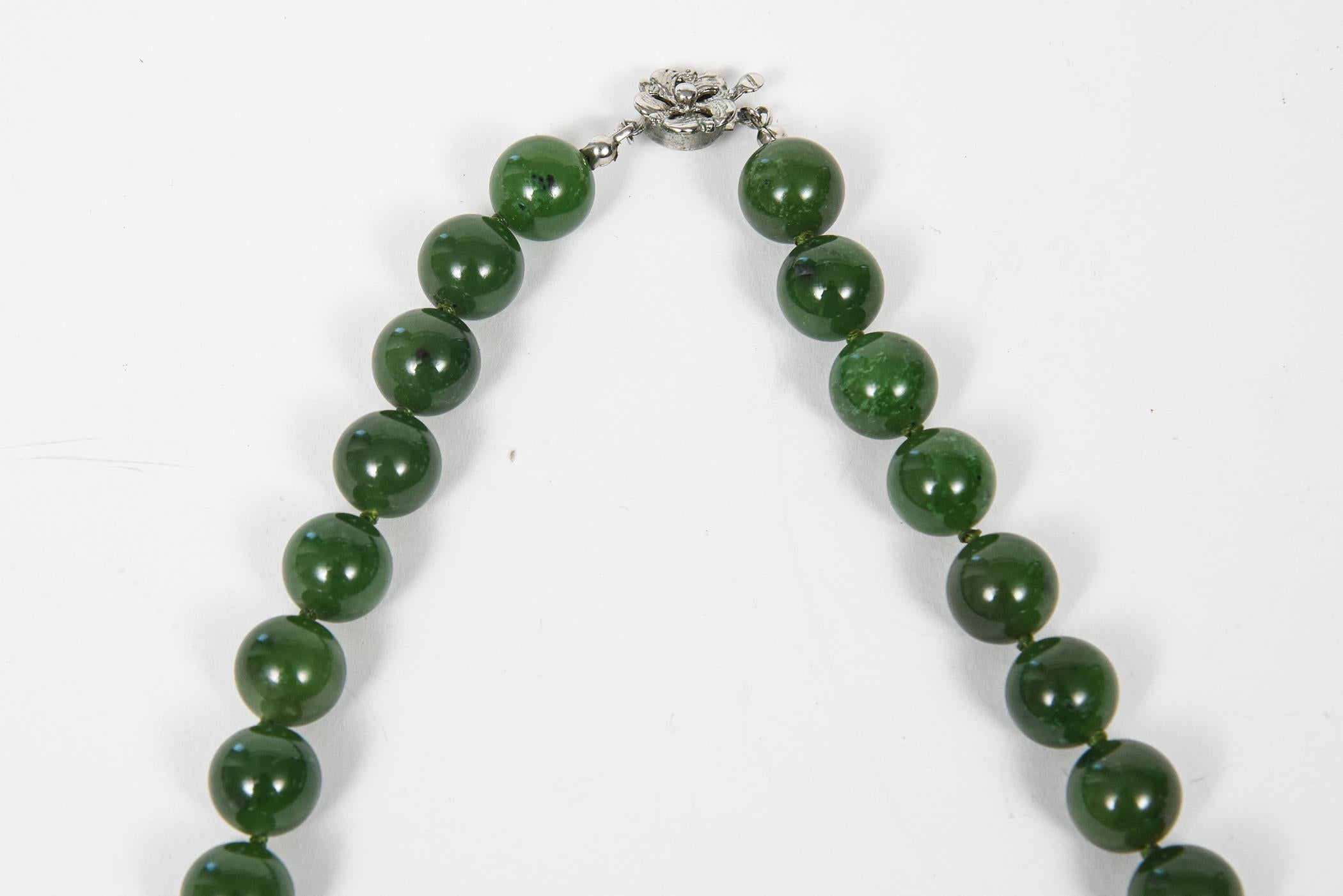 Collier chinois du milieu du 20e siècle en perles de jade et corail sculpté avec fleur en argent  Unisexe en vente