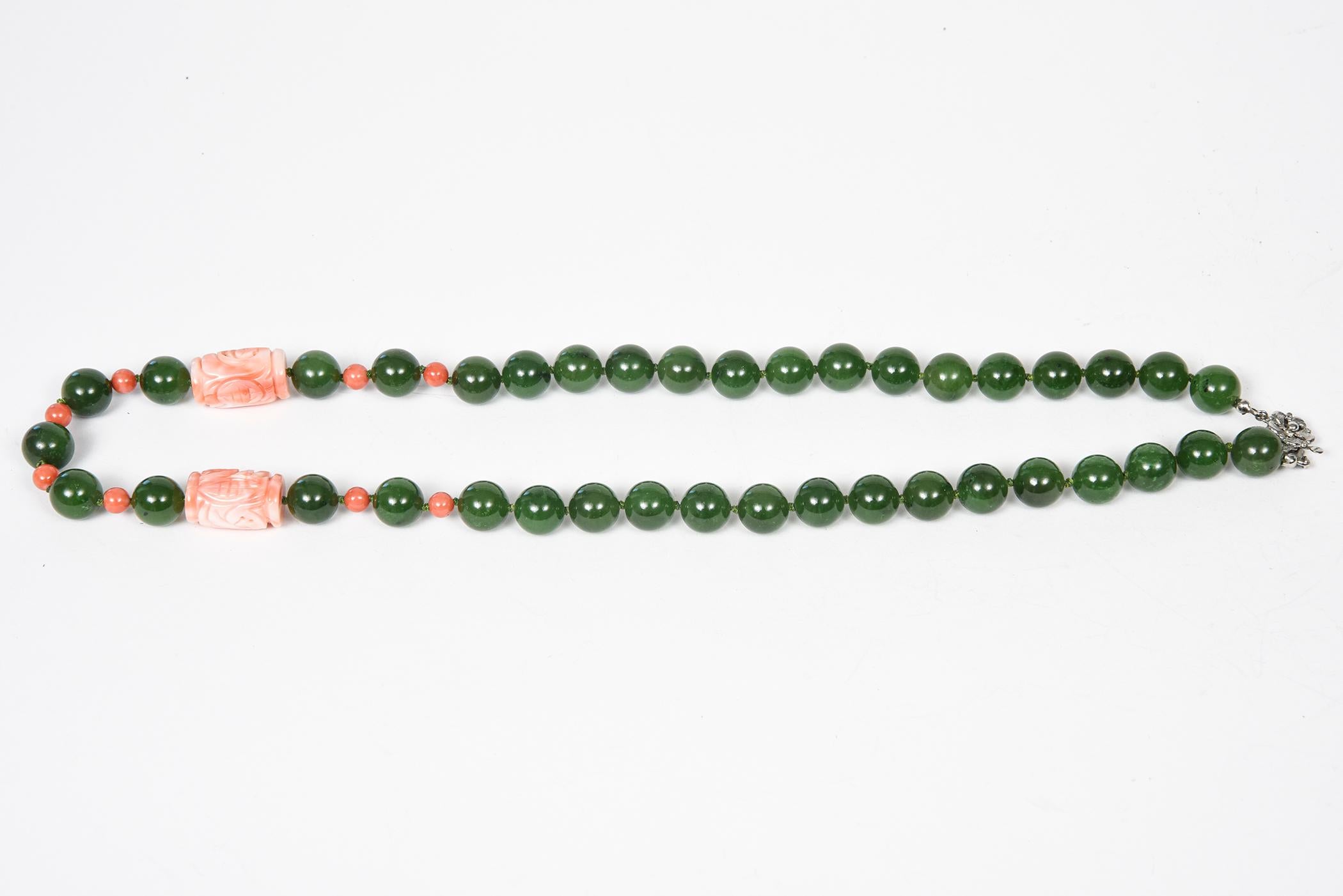 Collier chinois du milieu du 20e siècle en perles de jade et corail sculpté avec fleur en argent  en vente 2