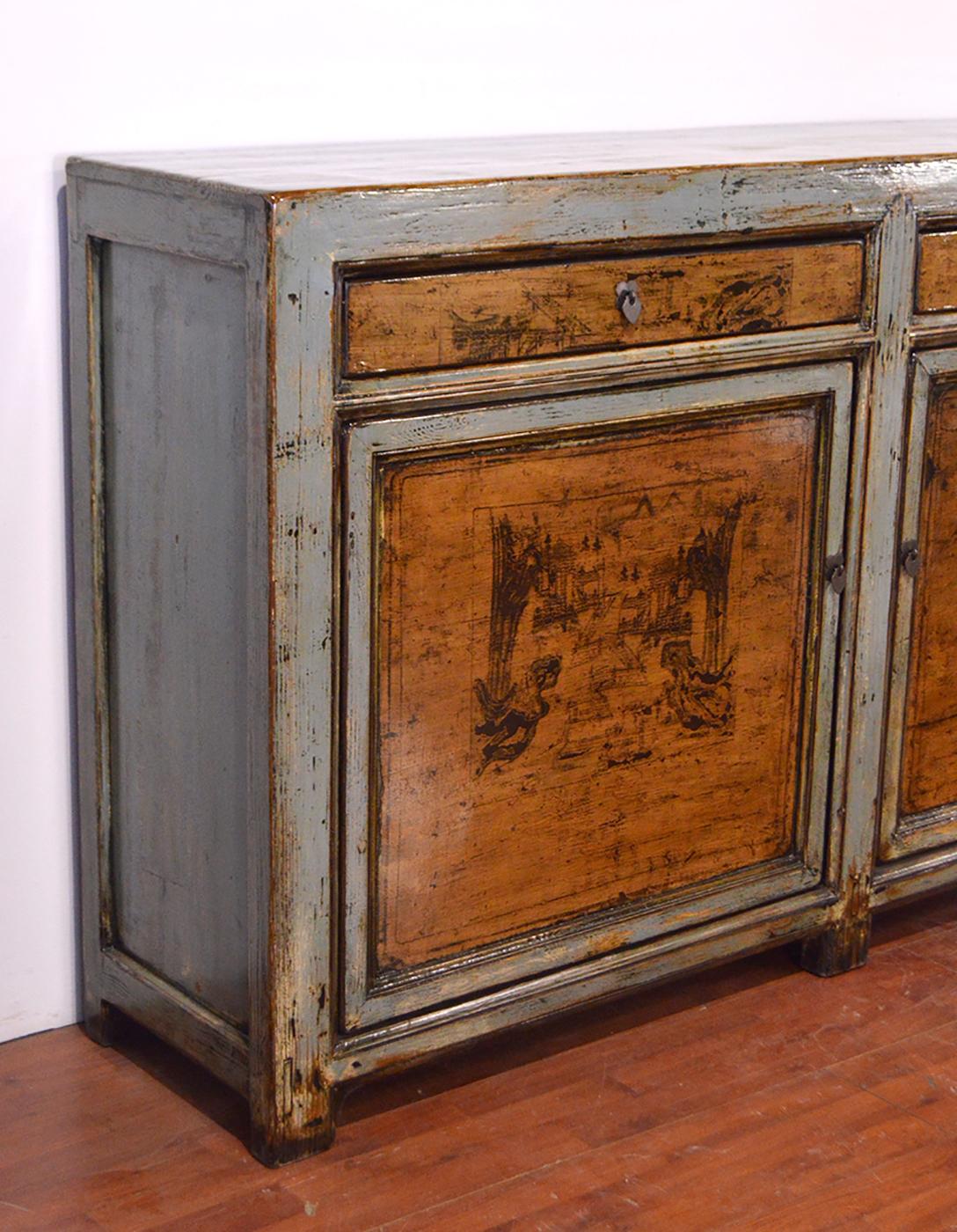 Elegant mid-20th century elm Chinese buffet. Its spaciousness on the inside is given by its 2 drawers and 2 doors entirely lacquered in mustard yellow, while the rest, including the top and the sides, is lacquered in pale blue: here we can also see