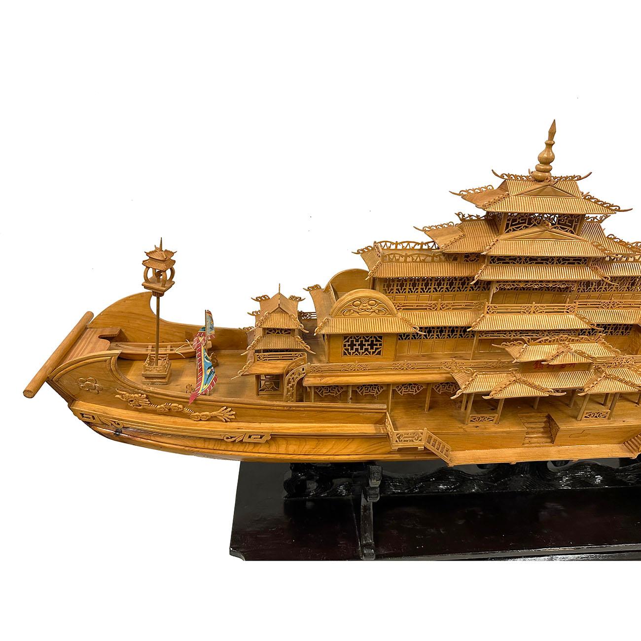 Milieu du 20e siècle, Chine Grand bateau dragon impérial en bois sculpté et élaboré en vente 3