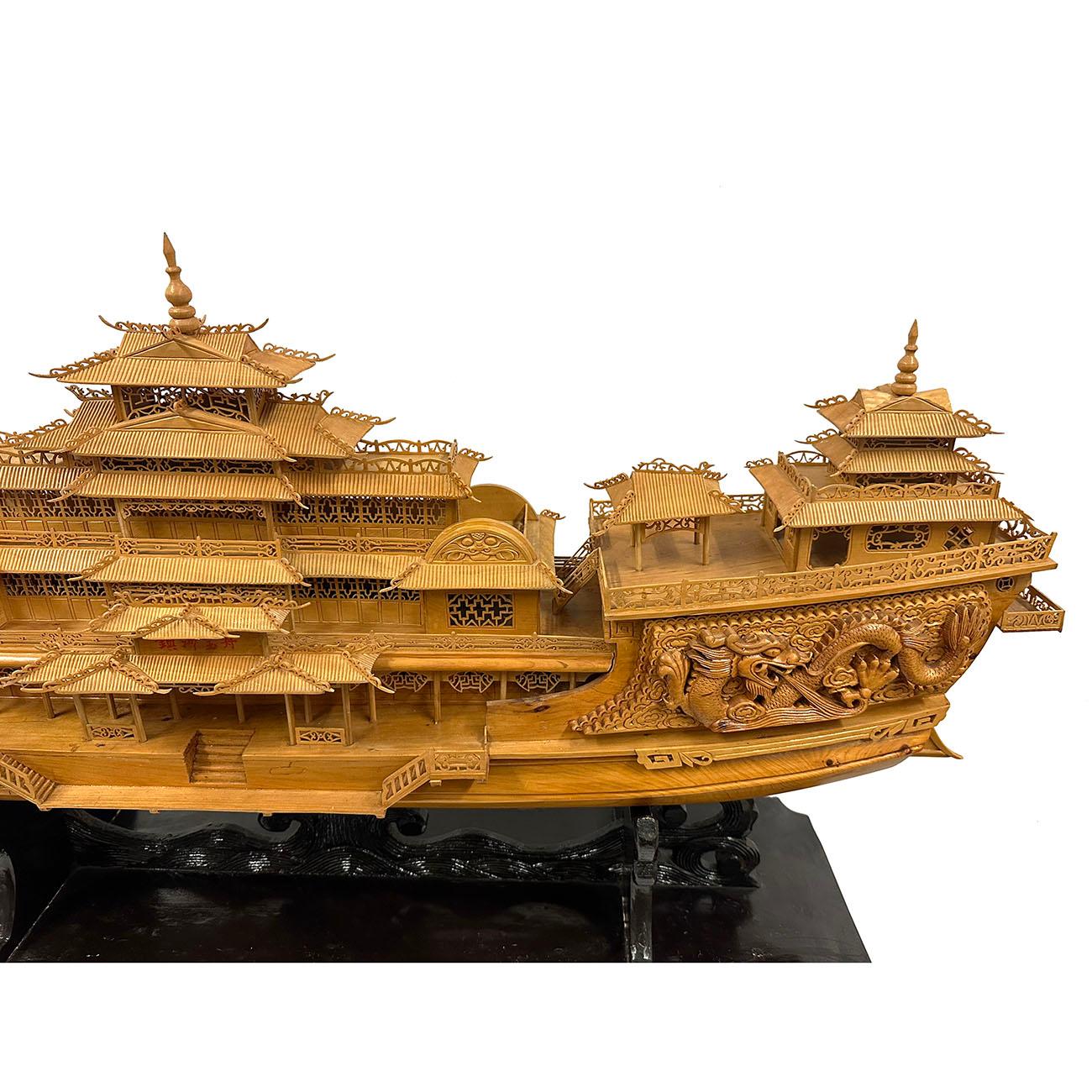 Milieu du 20e siècle, Chine Grand bateau dragon impérial en bois sculpté et élaboré en vente 4