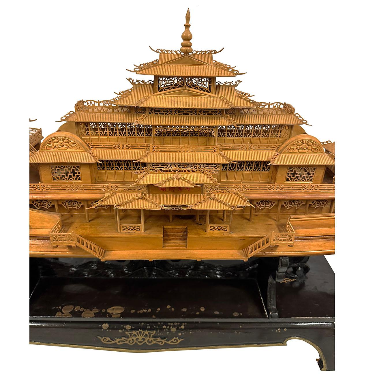Milieu du 20e siècle, Chine Grand bateau dragon impérial en bois sculpté et élaboré Bon état - En vente à Pomona, CA