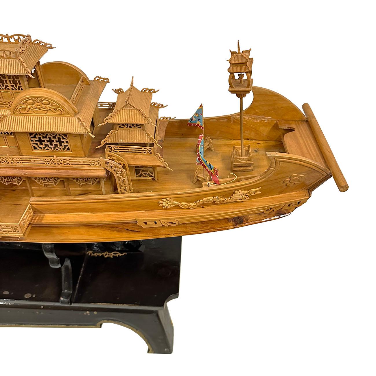 20ième siècle Milieu du 20e siècle, Chine Grand bateau dragon impérial en bois sculpté et élaboré en vente