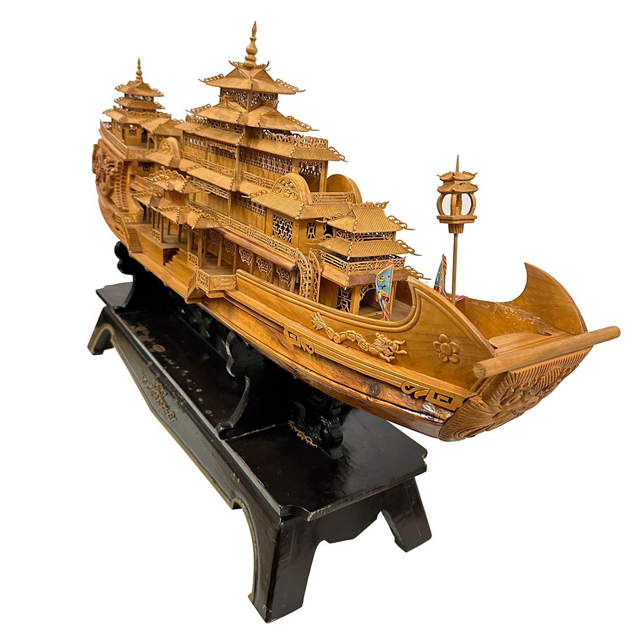 Bois Milieu du 20e siècle, Chine Grand bateau dragon impérial en bois sculpté et élaboré en vente