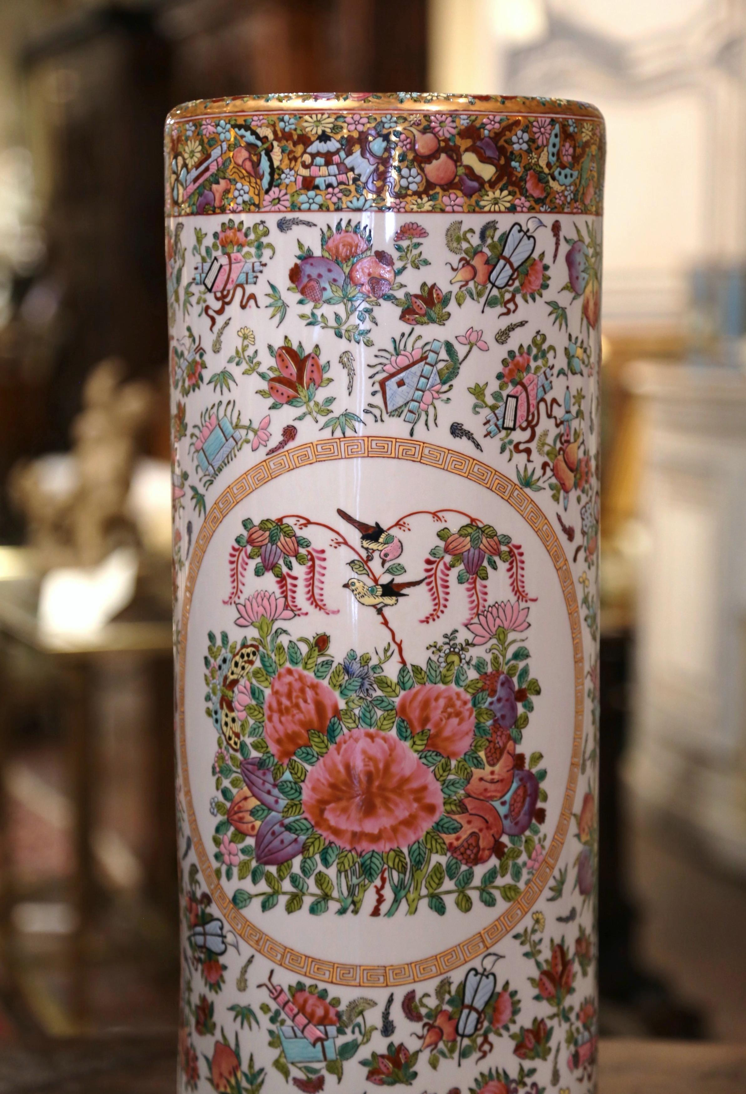 Mid-20th Century Chinese Painted & Gilt Rose Medallion Porcelain Umbrella Stand In Excellent Condition In Dallas, TX