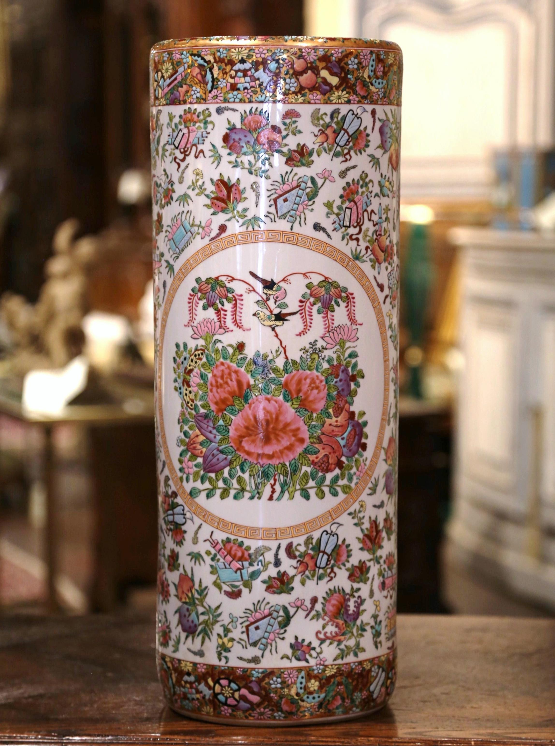 Mid-20th Century Chinese Painted & Gilt Rose Medallion Porcelain Umbrella Stand In Excellent Condition In Dallas, TX