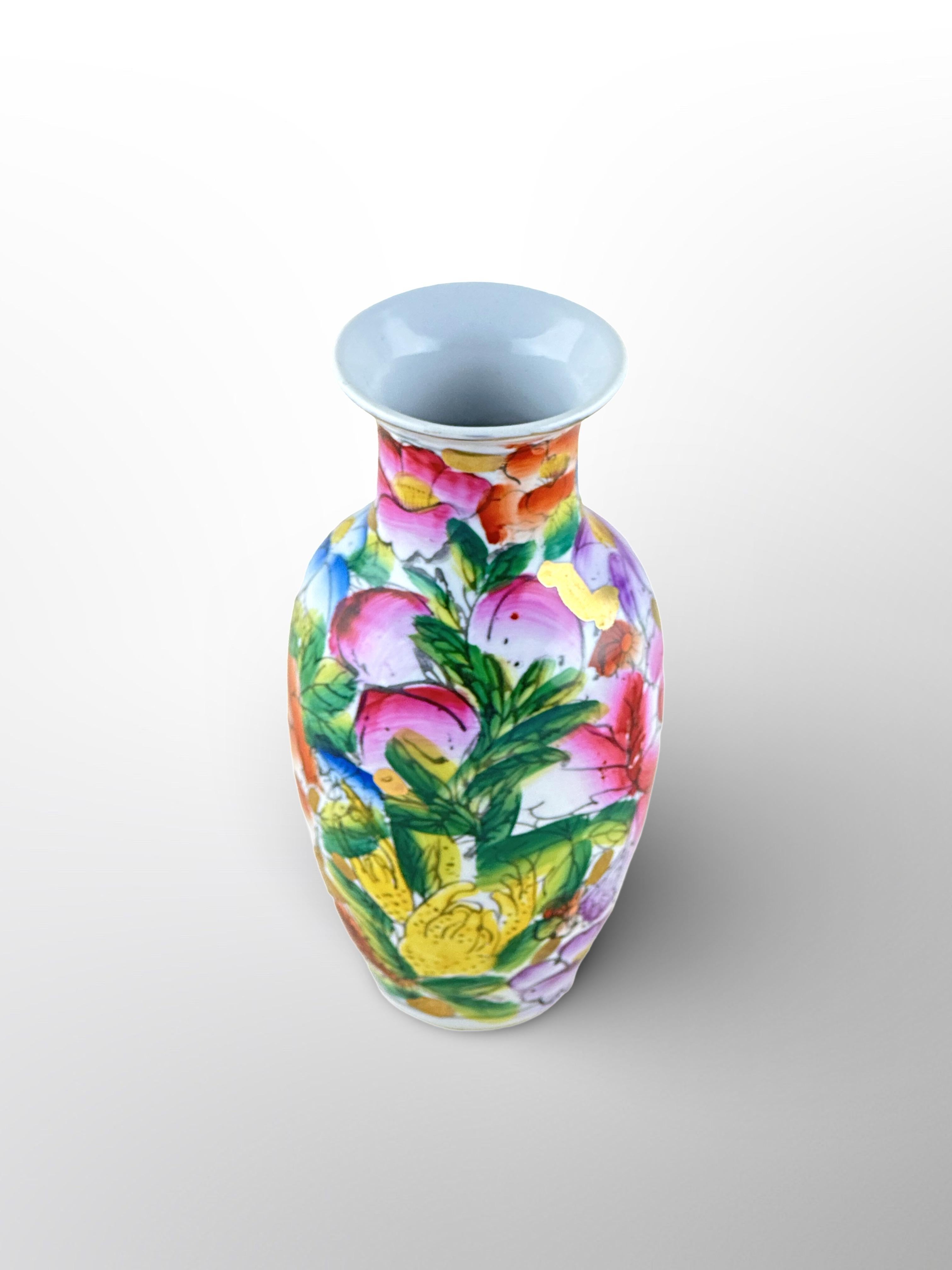 Chinesische Porzellanvase, Mille Fleur-Dekoration, ca. 1950er Jahre (Qing-Dynastie) im Angebot