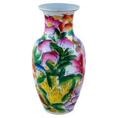 Jarrón balaustre de porcelana china de mediados del siglo XX estilo Mille Fleur