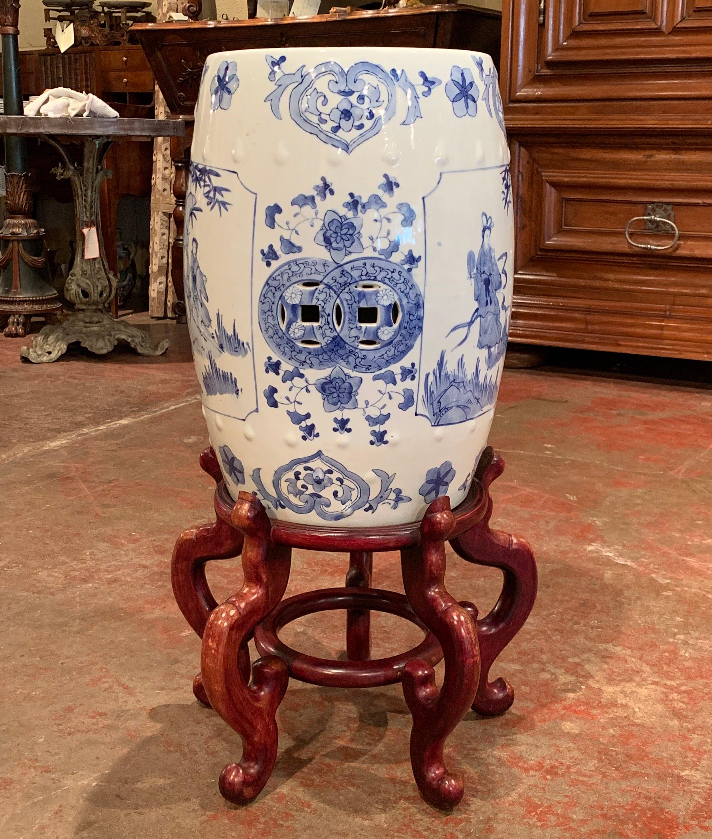 Mid-20th Century Chinese Porcelain Garden Stool on Carved Stand In Excellent Condition In Dallas, TX