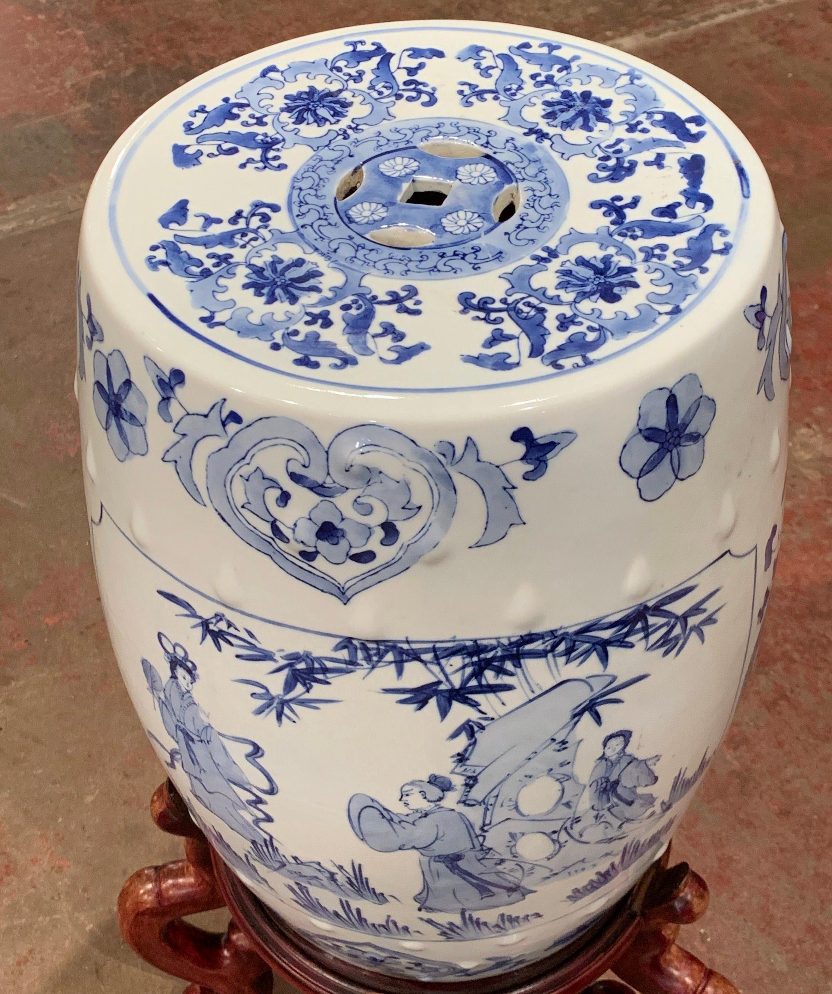 Mid-20th Century Chinese Porcelain Garden Stool on Carved Stand 2