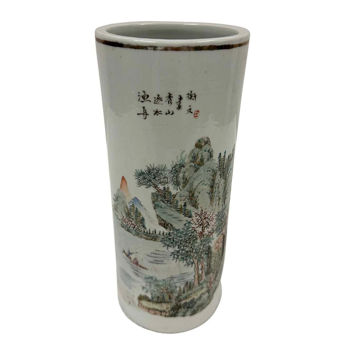 Proveniente dalla Cina, questo bellissimo vaso famille rose in stile dinastia Qing presenta un paesaggio dettagliato in stile pittura a inchiostro cinese e un pescatore, una barca dipinta con segni sul fondo. Questo antico vaso di porcellana cinese