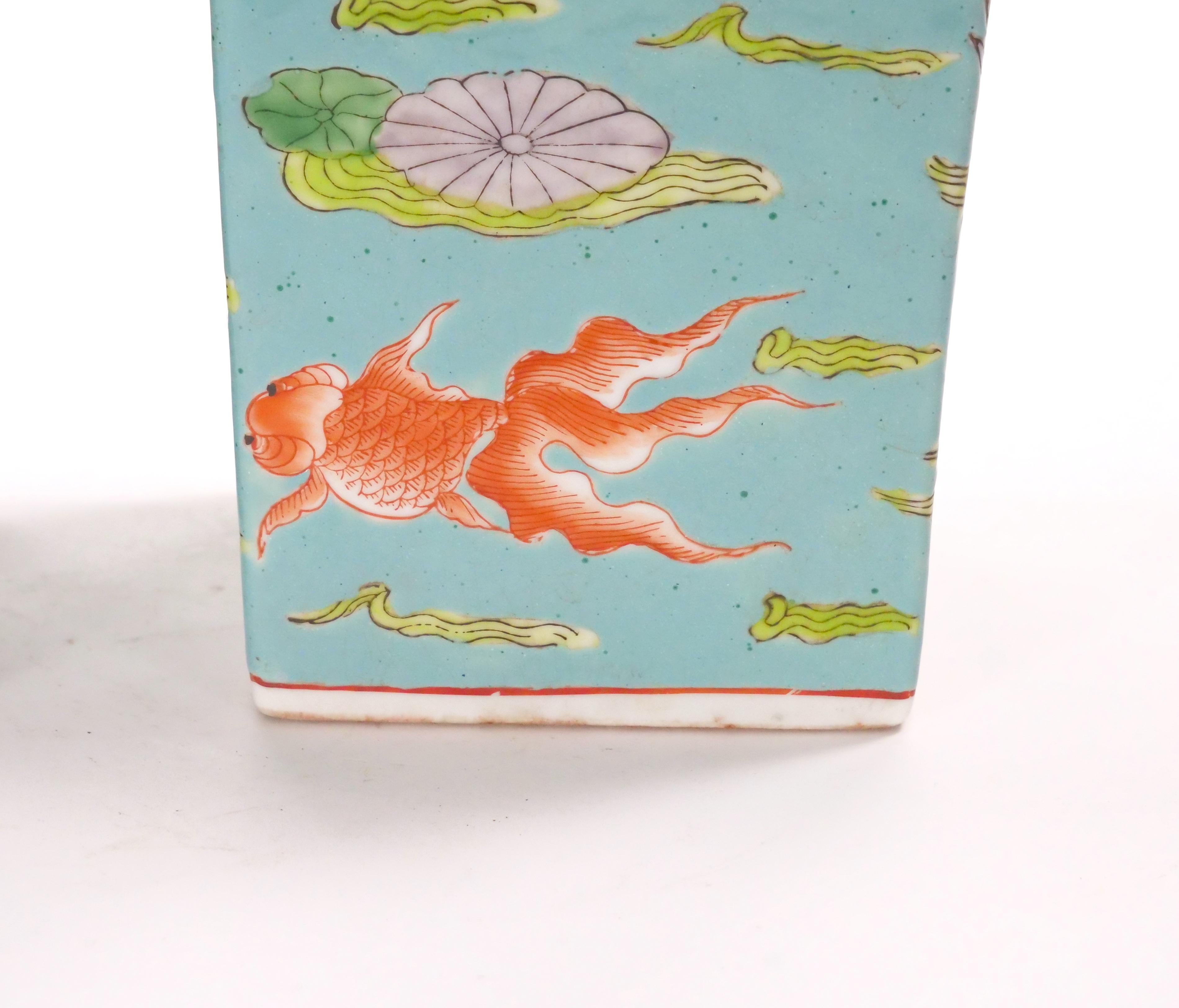 Vaso di porcellana cinese della metà del XX secolo / Forma a balaustro quadrato in vendita 3
