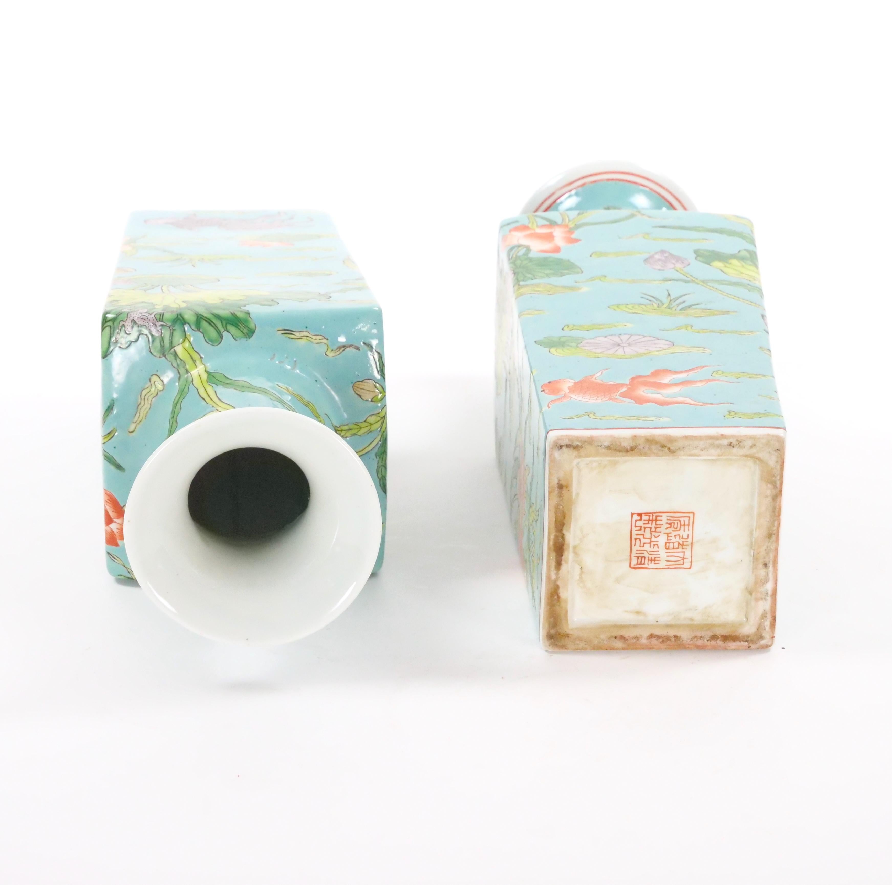 Vaso di porcellana cinese della metà del XX secolo / Forma a balaustro quadrato in vendita 4
