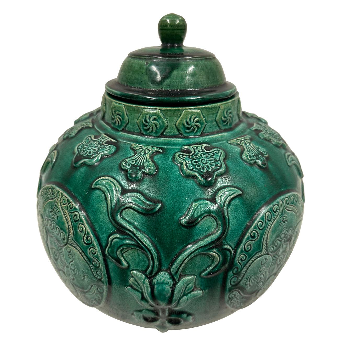

Mit detaillierten, handgeschnitzten Feng Shui-Mustern ist dieses pfauengrün glasierte Keramikgefäß einzigartig. Es ist ein perfektes dekoratives Element in jedem Haus. Die Bilder sagen alles. Die Patina und die Altersspuren zeigen seine